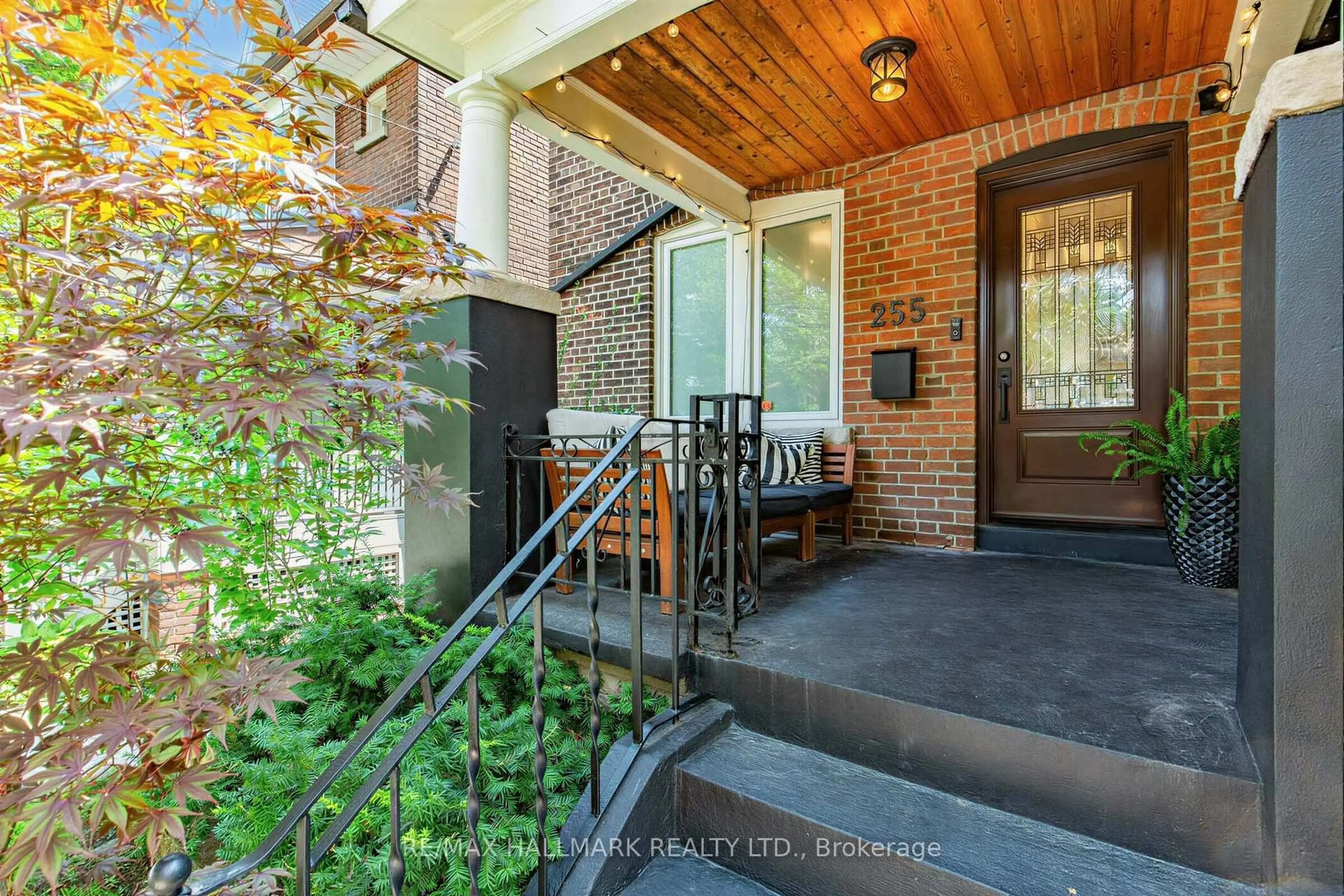 Patio, street for 255 Strathmore Blvd, Toronto Ontario M4J 1P7