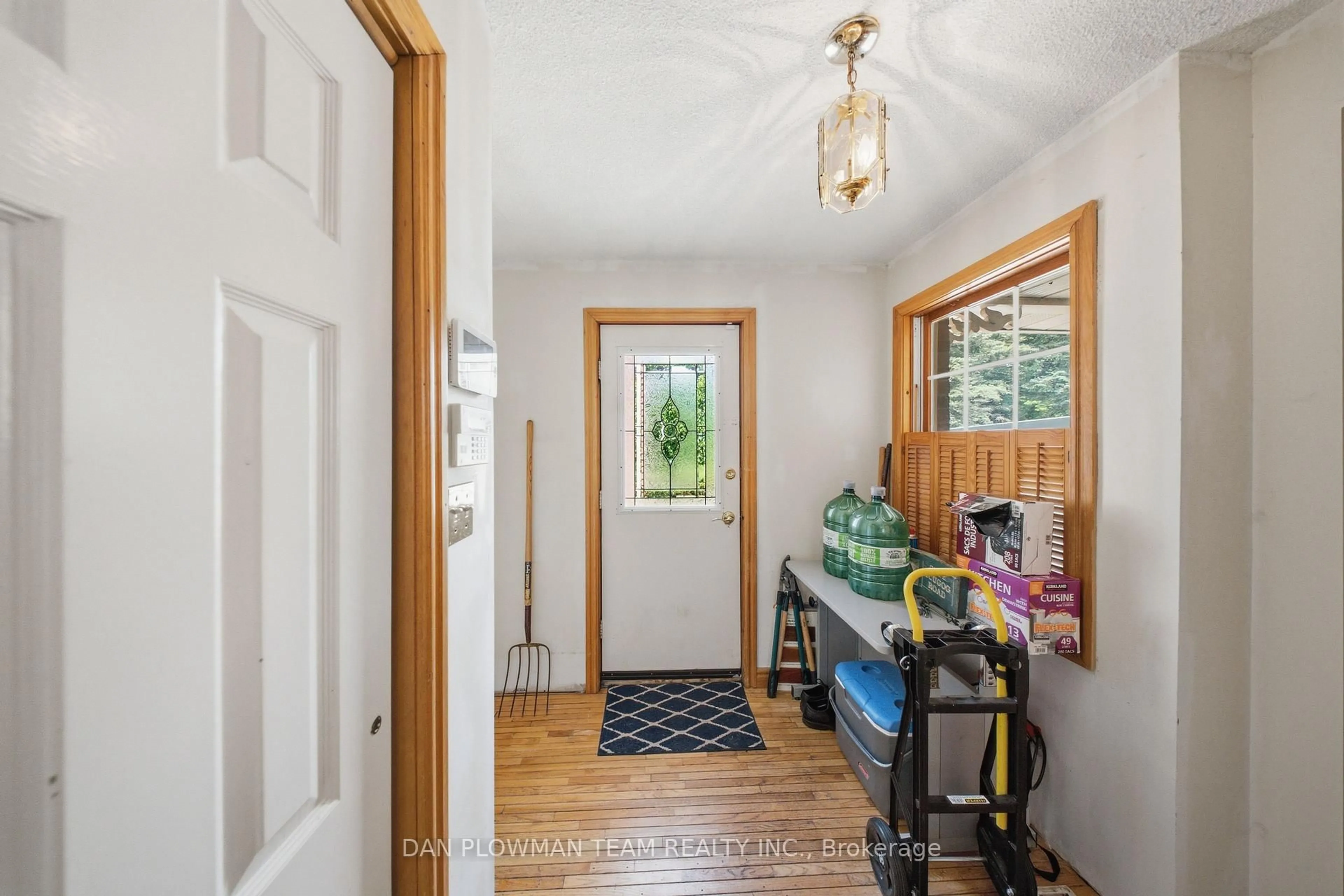 Indoor entryway for 3310 Old Scugog Rd, Clarington Ontario L1C 4H3