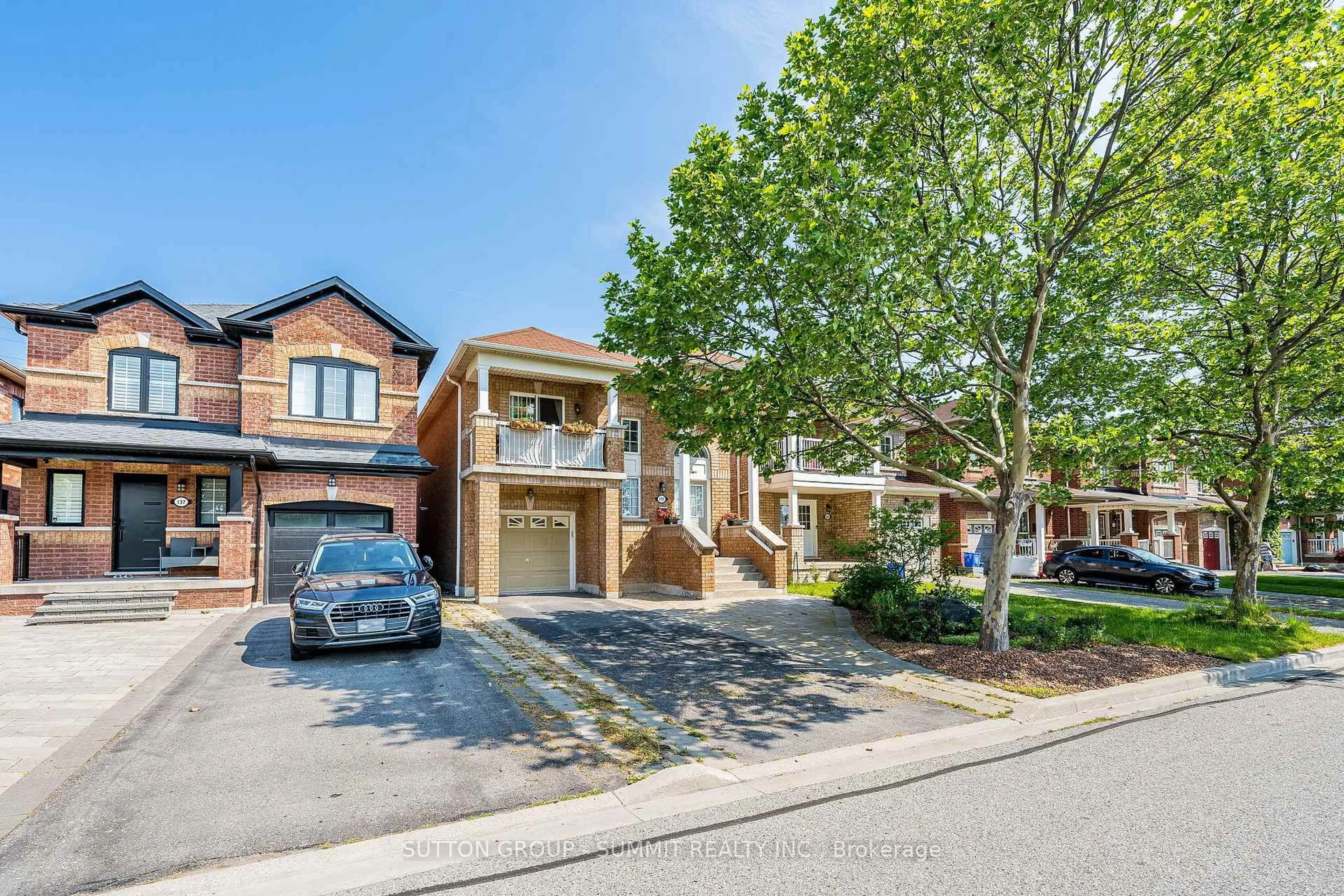 A pic from outside/outdoor area/front of a property/back of a property/a pic from drone, street for 139 Oceanpearl Cres, Whitby Ontario L1N 0C7