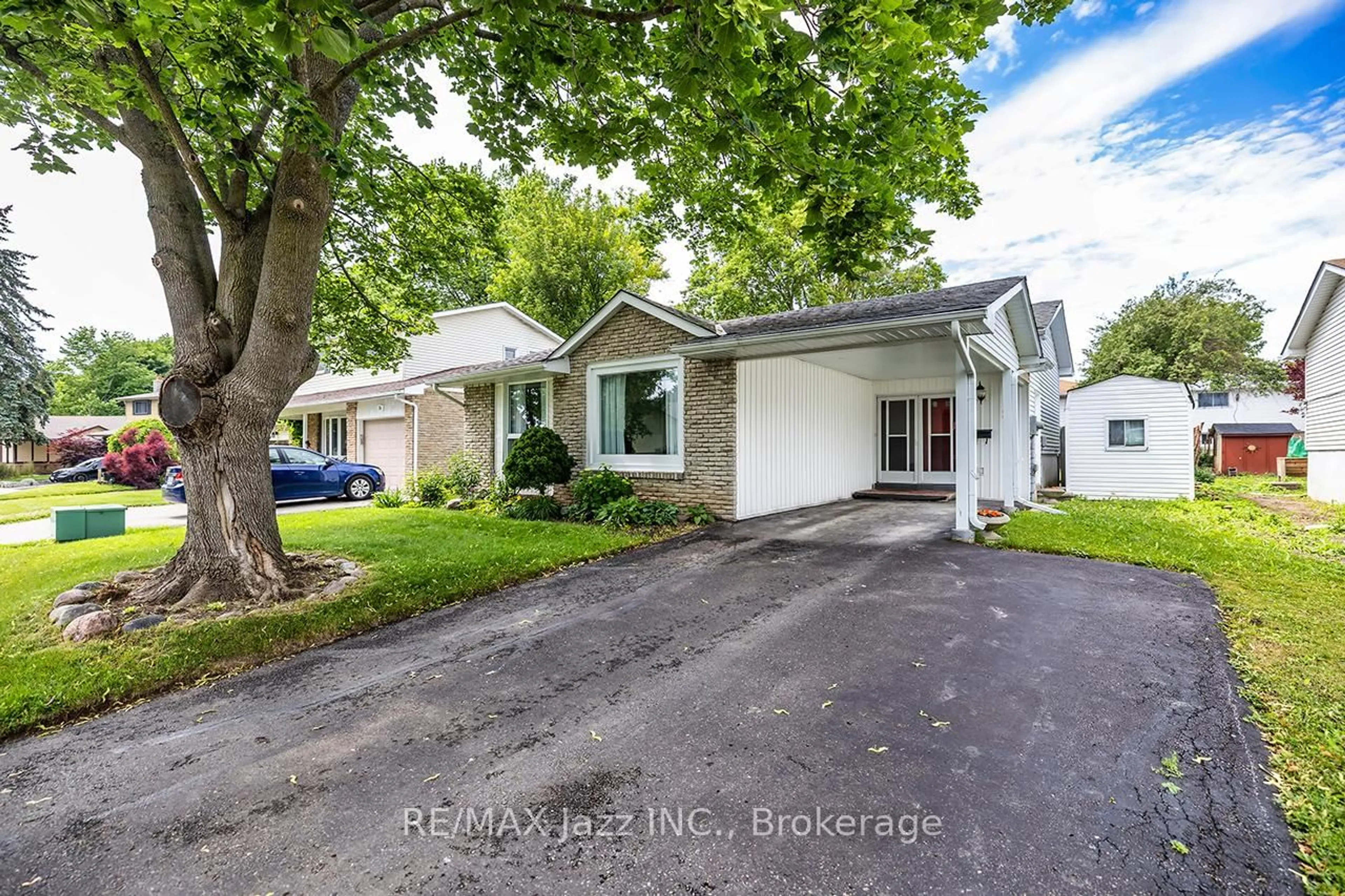 Home with vinyl exterior material, street for 22 Deerpark Cres, Clarington Ontario L1C 3M3