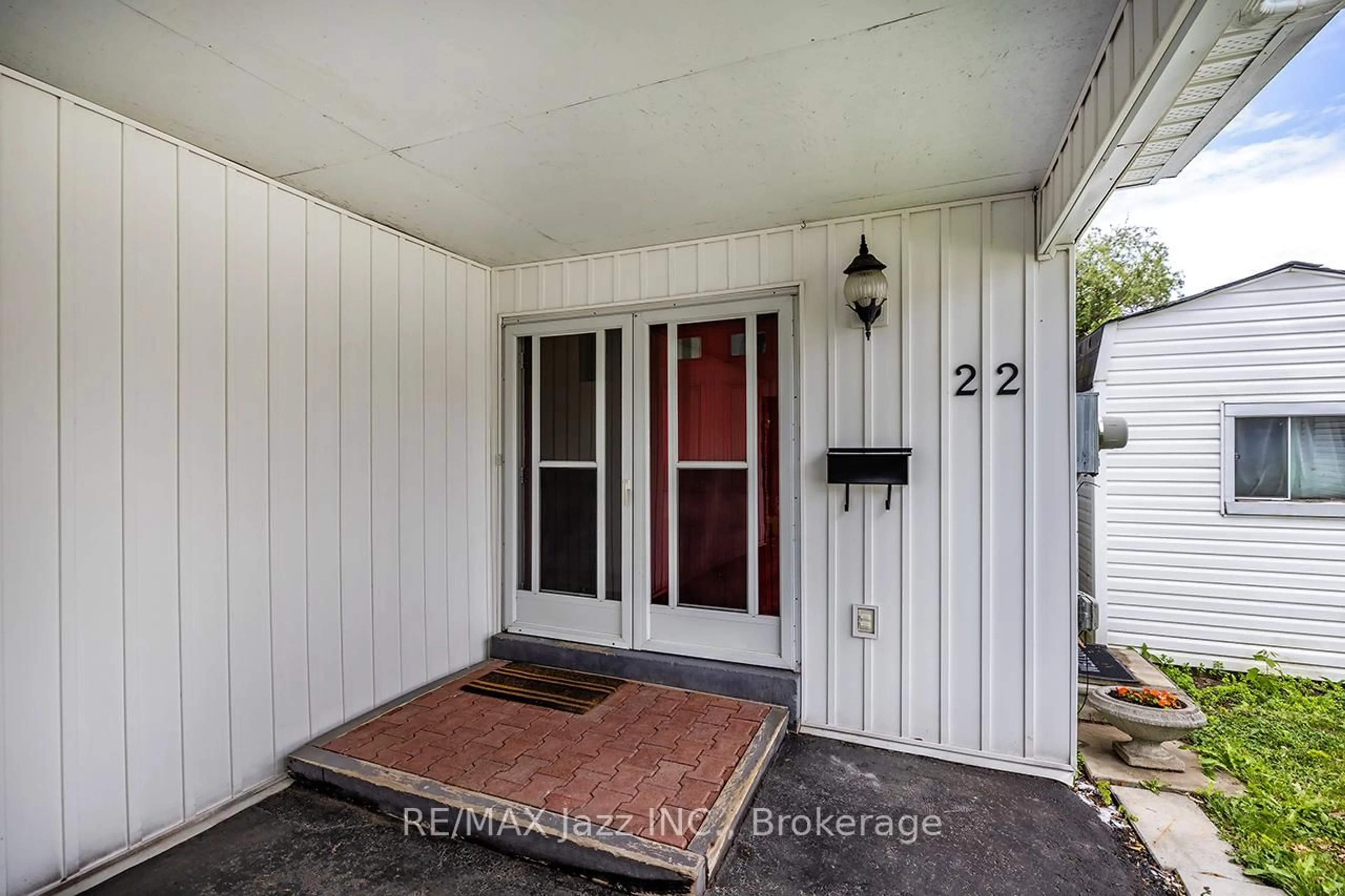 Indoor entryway for 22 Deerpark Cres, Clarington Ontario L1C 3M3