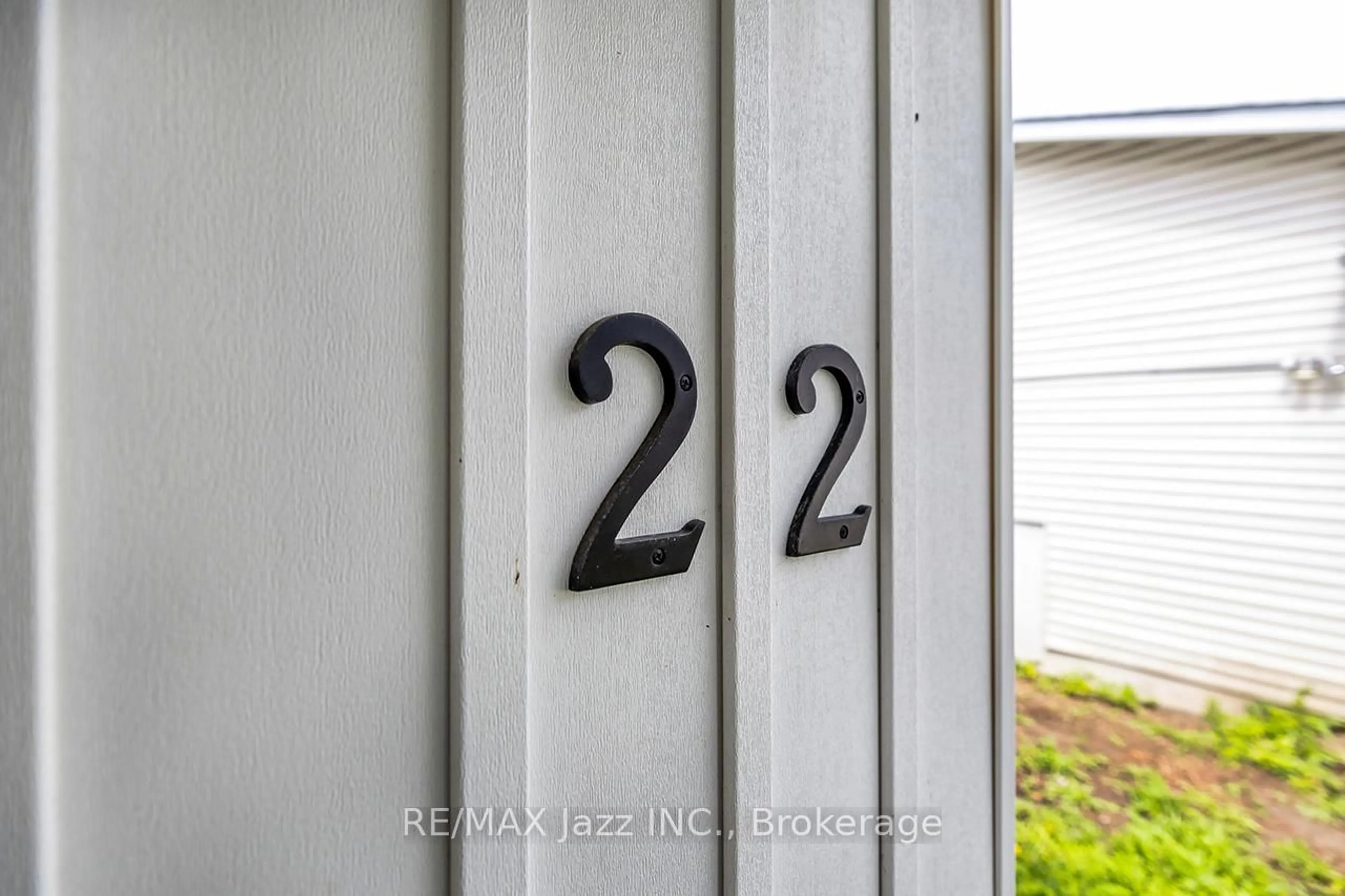 Indoor entryway for 22 Deerpark Cres, Clarington Ontario L1C 3M3