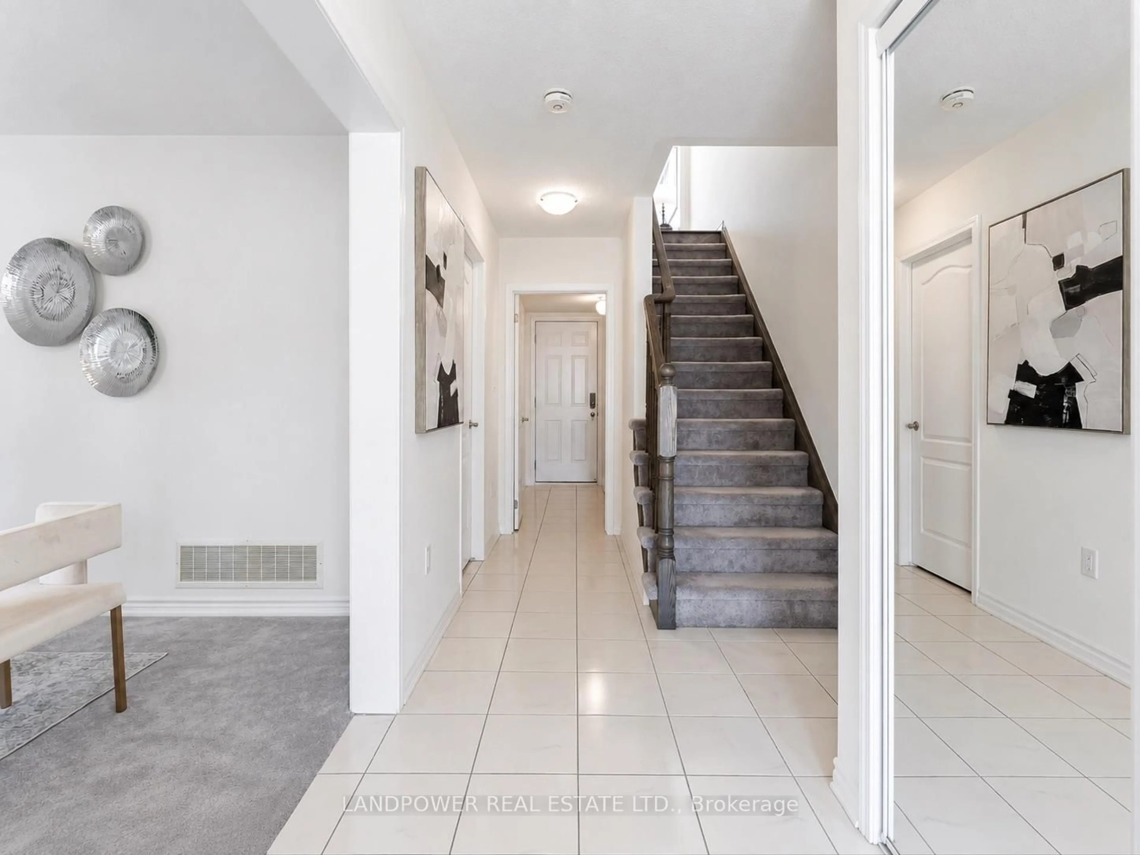 Indoor entryway for 2793 Sapphire Dr, Pickering Ontario L1X 0G1