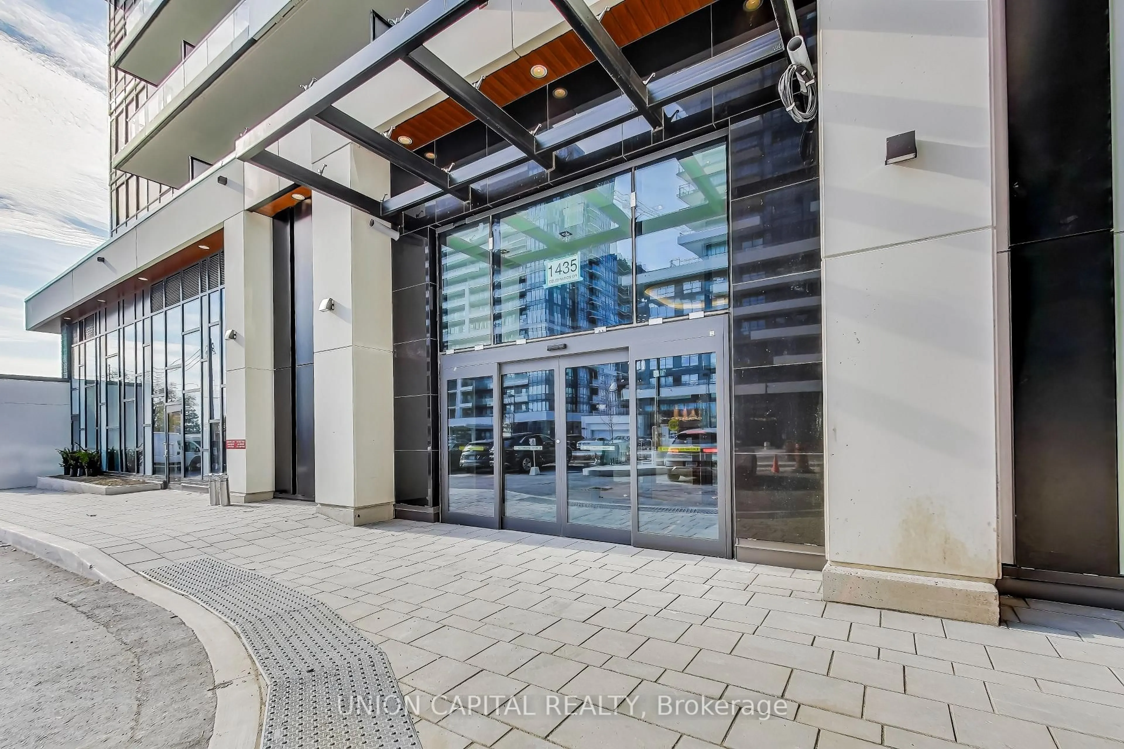 Indoor foyer for 1435 Celebration Dr #415, Pickering Ontario L1W 0C4