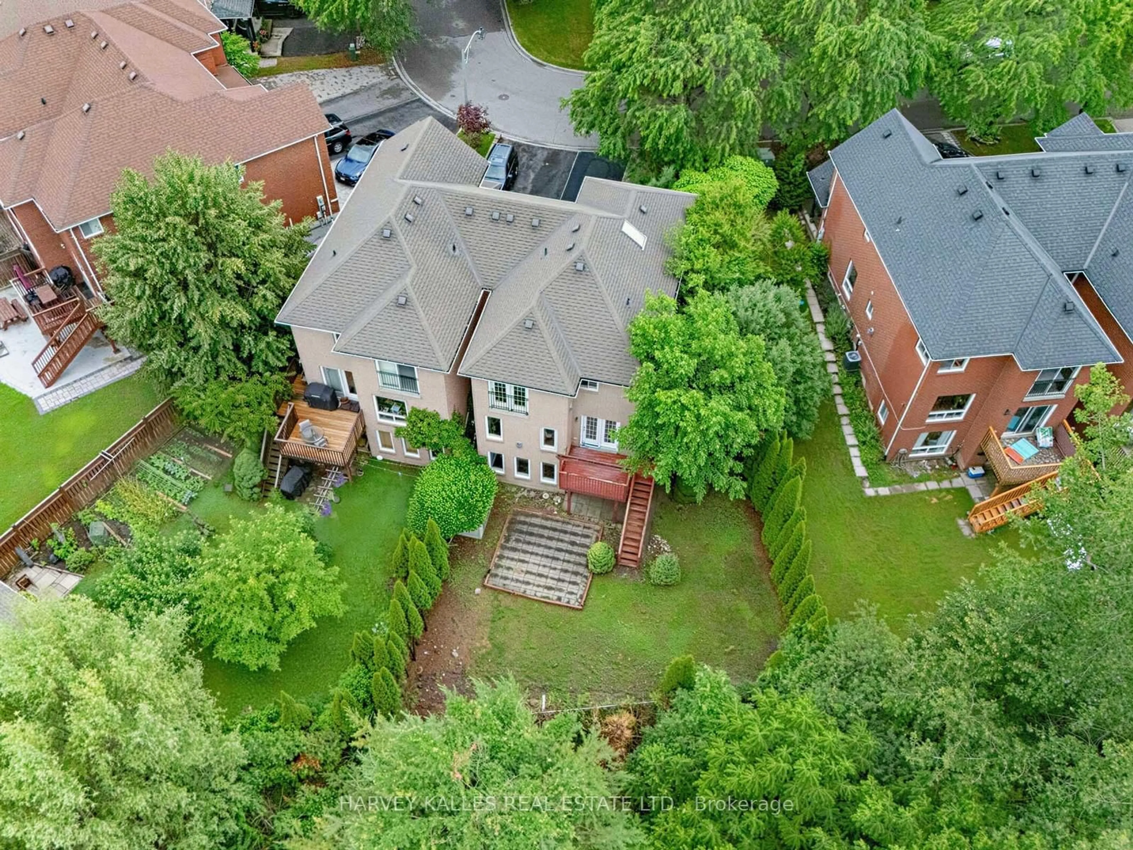 A pic from outside/outdoor area/front of a property/back of a property/a pic from drone, street for 2120 Erin Gate Blvd, Pickering Ontario L1X 2V3