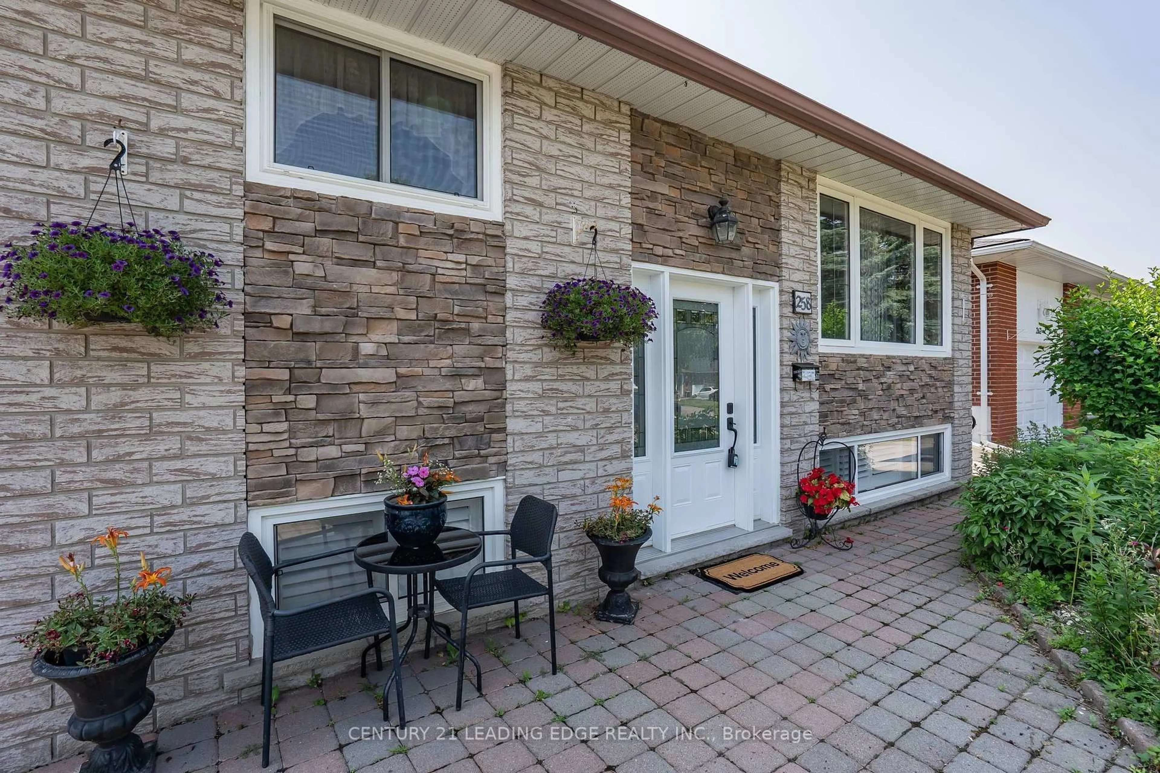 Patio, street for 258 Nipigon St, Oshawa Ontario L1J 4N7
