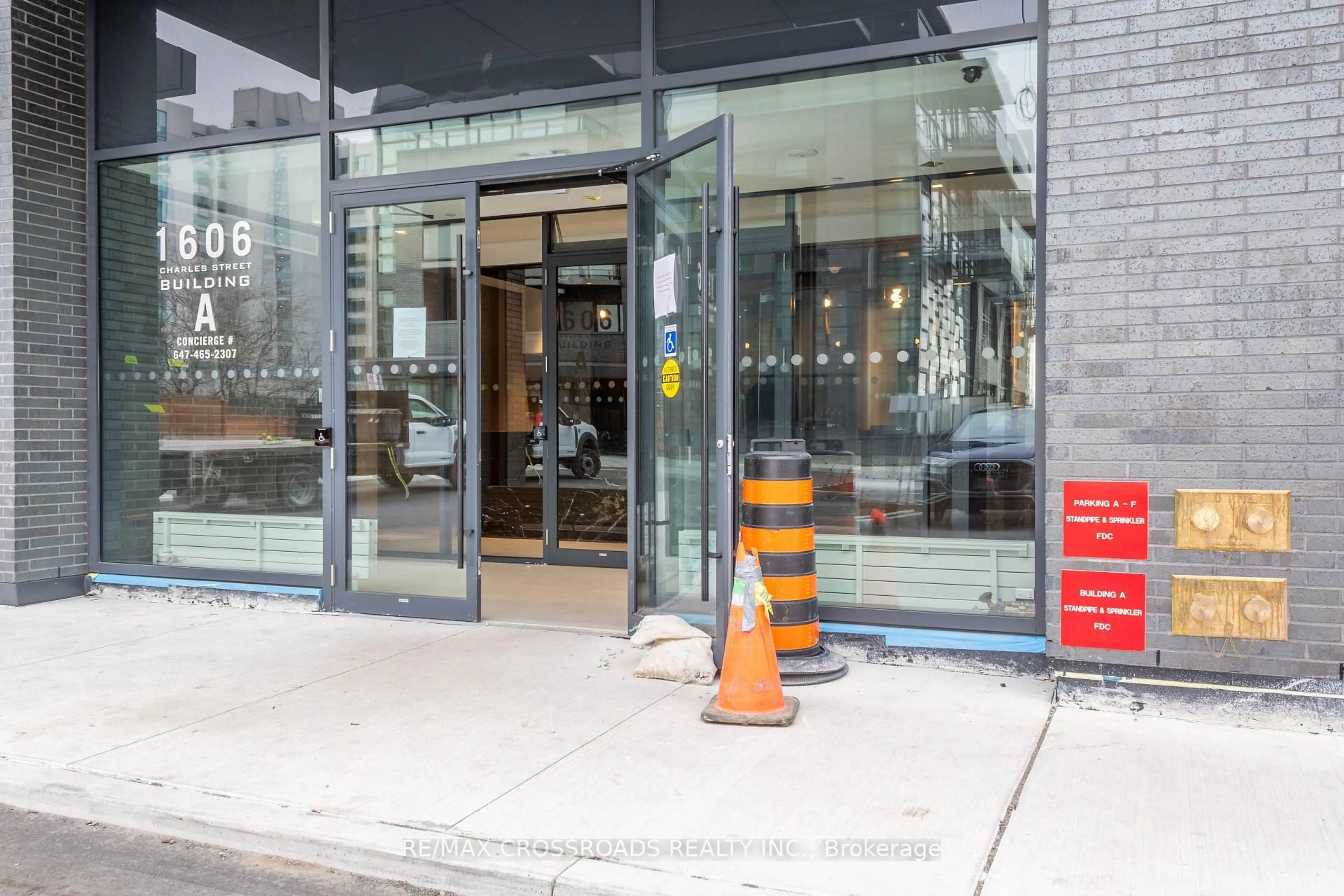 Indoor foyer for 1606 Charles St #205, Whitby Ontario L1N 0P1