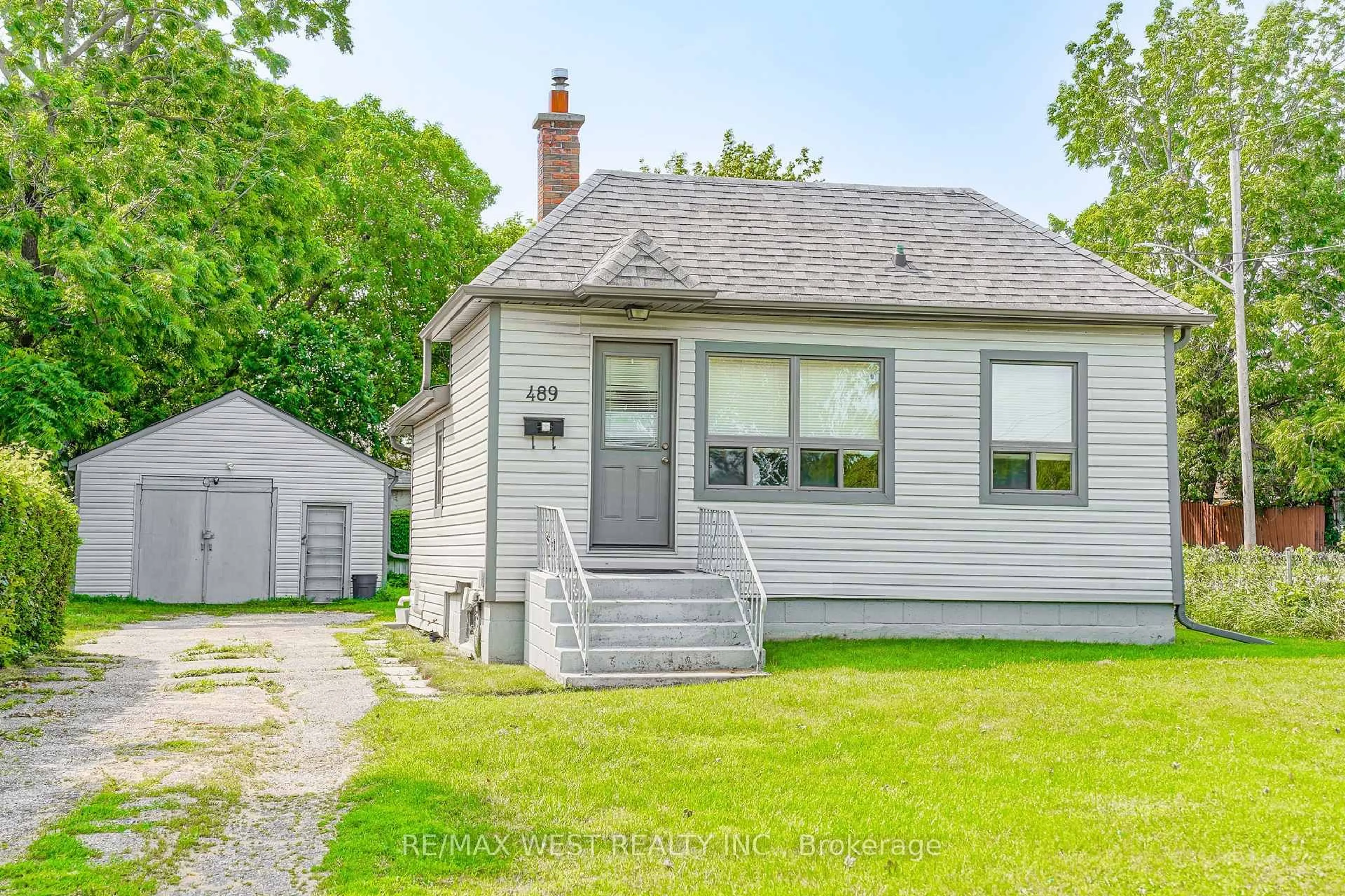 Home with vinyl exterior material, street for 489 Dean Ave, Oshawa Ontario L1H 3E6