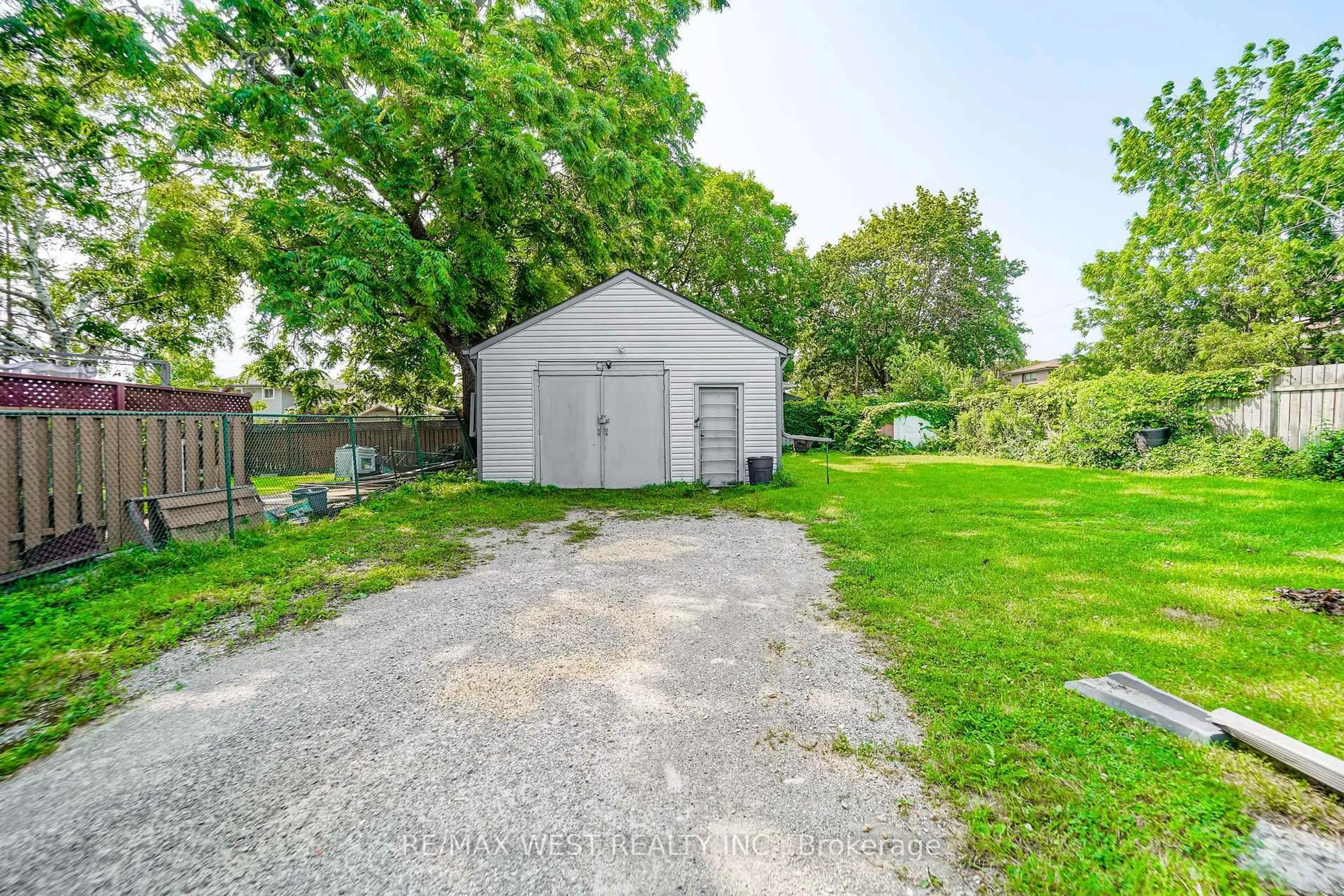 Shed for 489 Dean Ave, Oshawa Ontario L1H 3E6