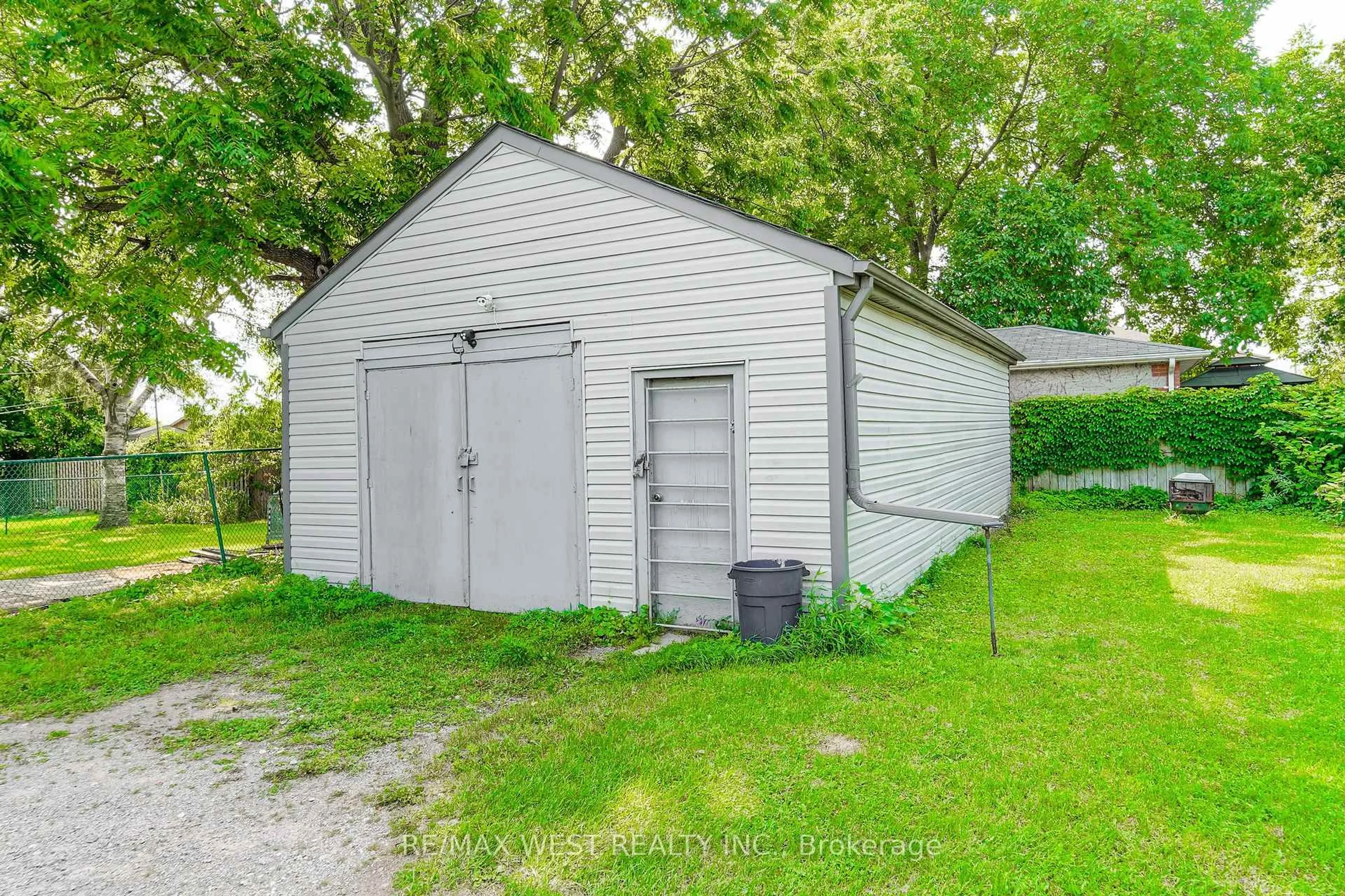 Shed for 489 Dean Ave, Oshawa Ontario L1H 3E6