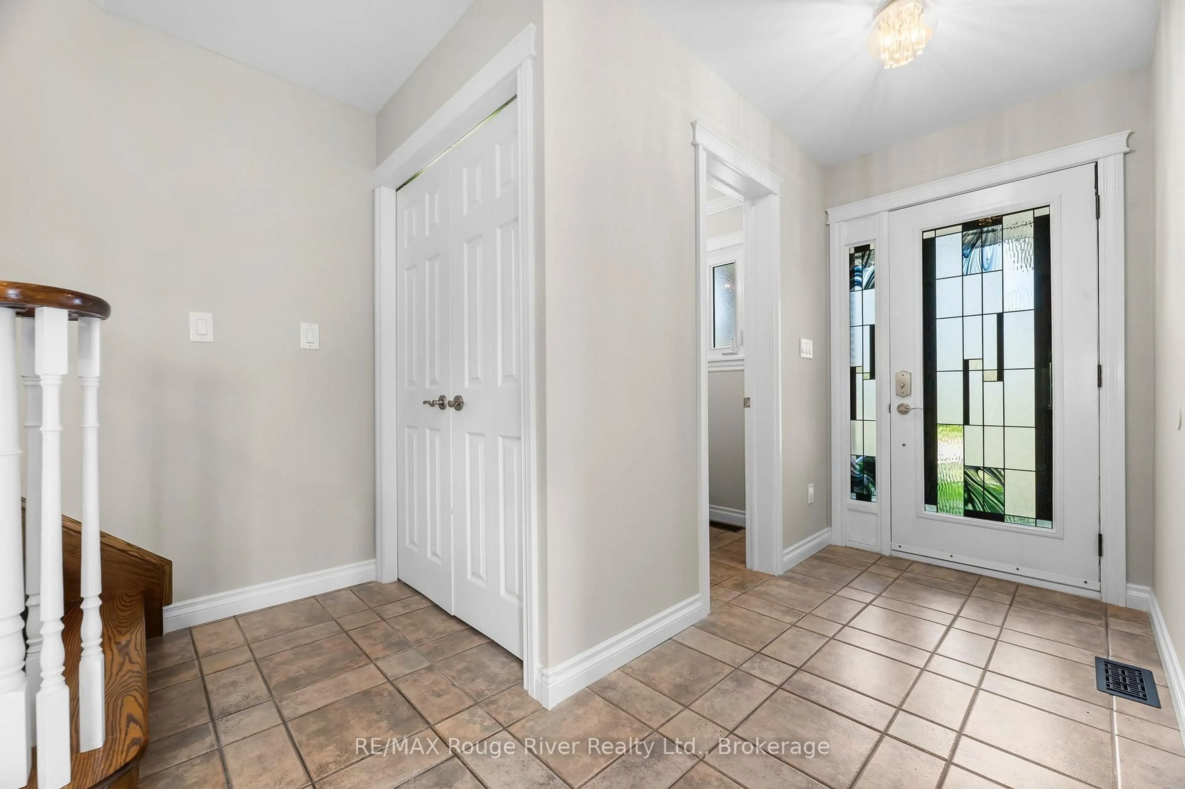 Indoor entryway for 51 Lyndale Cres, Clarington Ontario L1E 1W6