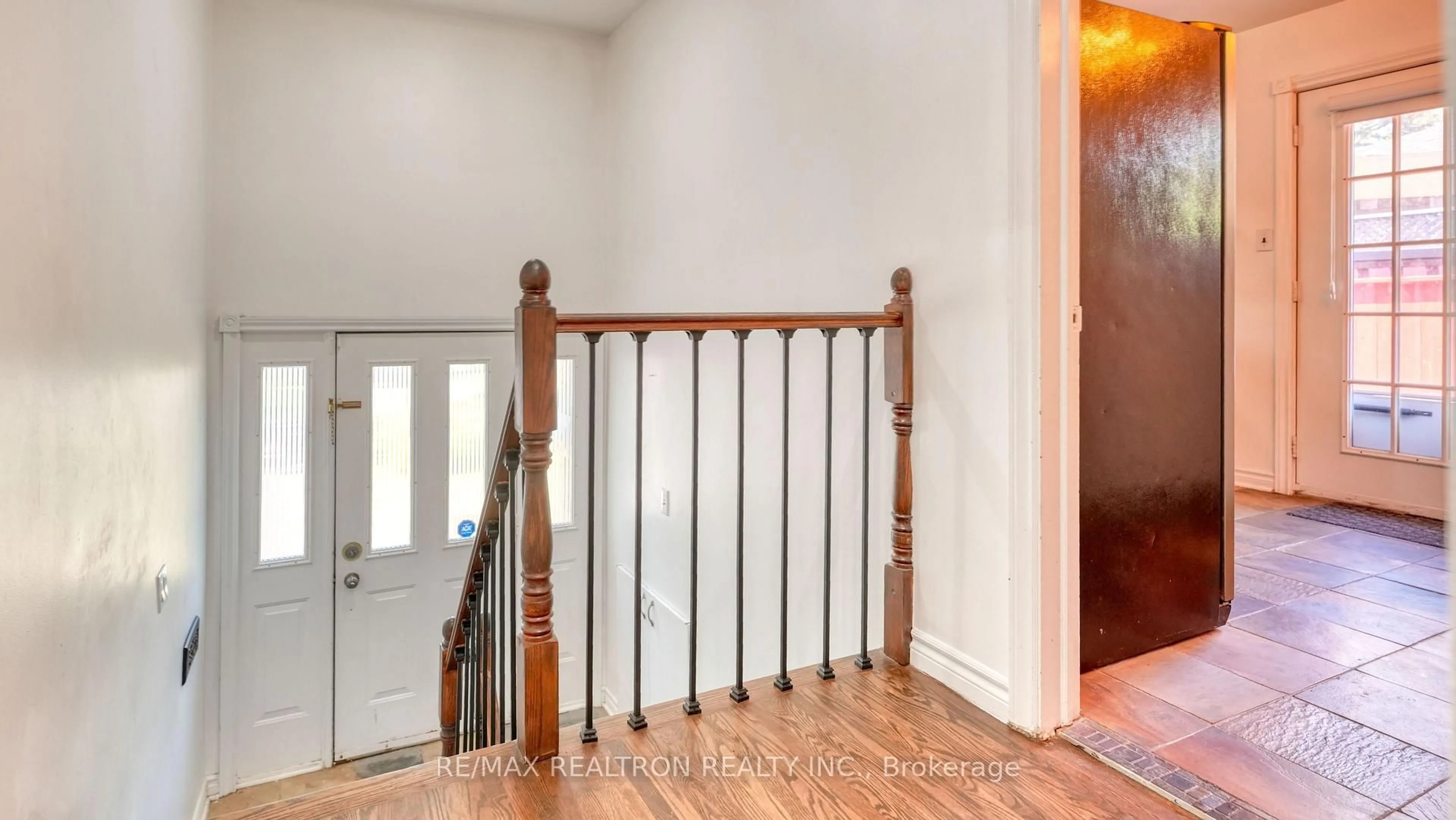 Indoor entryway for 579 Pinewood St, Oshawa Ontario L1G 2S2