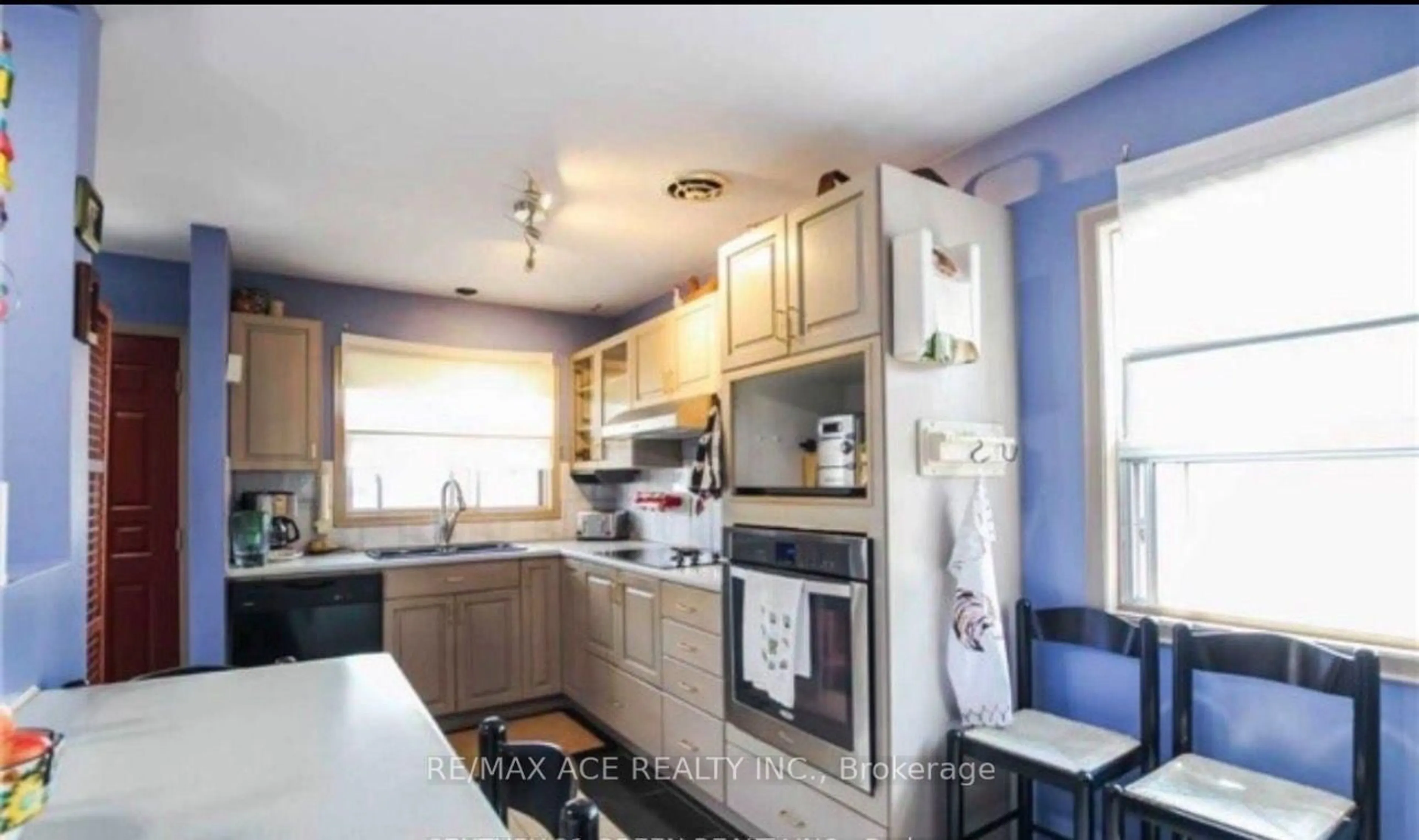 Standard kitchen, wood/laminate floor for 18 Roseglor Cres, Toronto Ontario M1P 3T6
