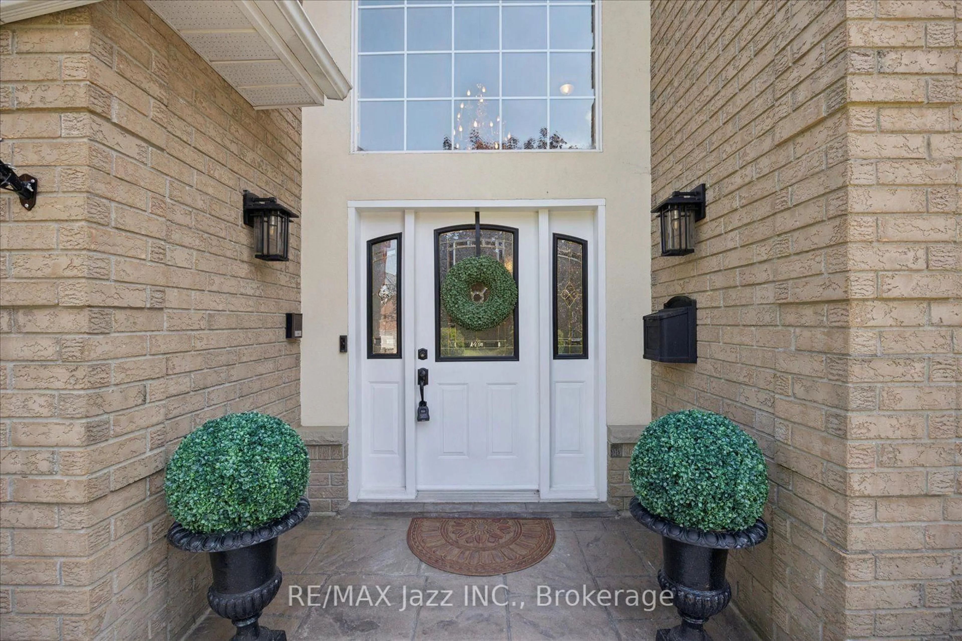 Indoor entryway for 140 Taylorwood Crt, Oshawa Ontario L1G 7V7