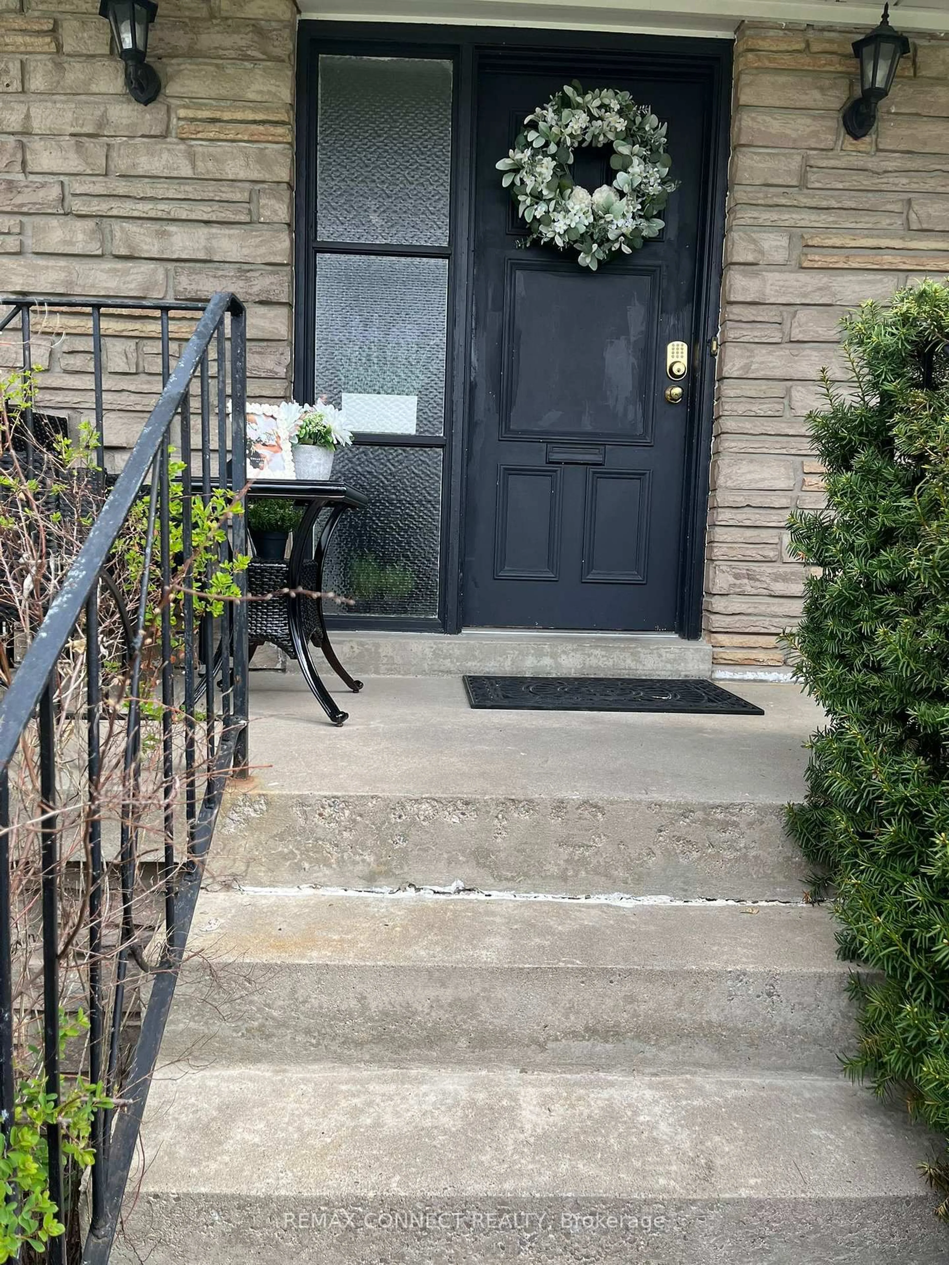 Indoor entryway for 24 Lalton Pl, Toronto Ontario M1E 1T4
