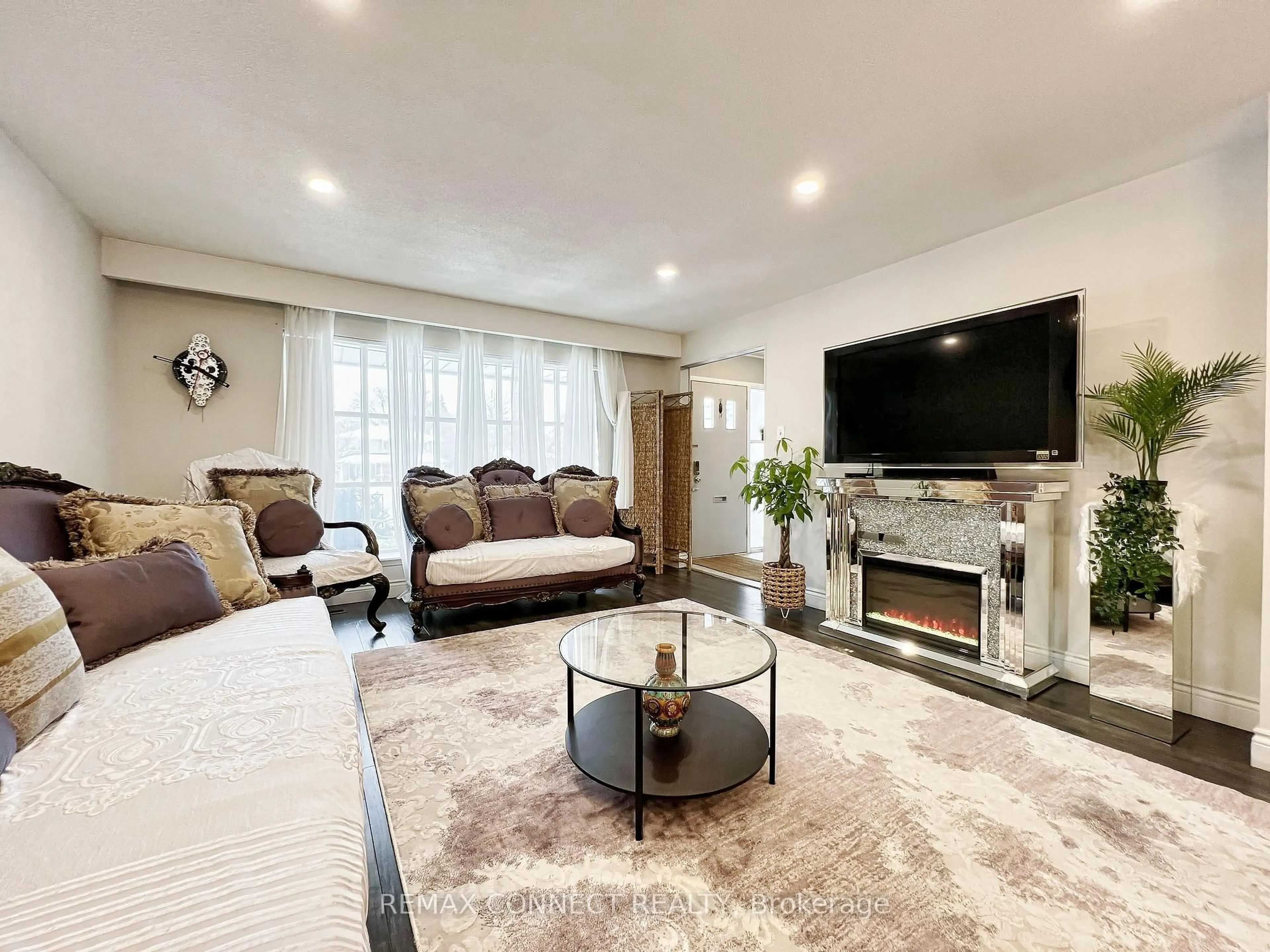 Living room with furniture, unknown for 24 Lalton Pl, Toronto Ontario M1E 1T4