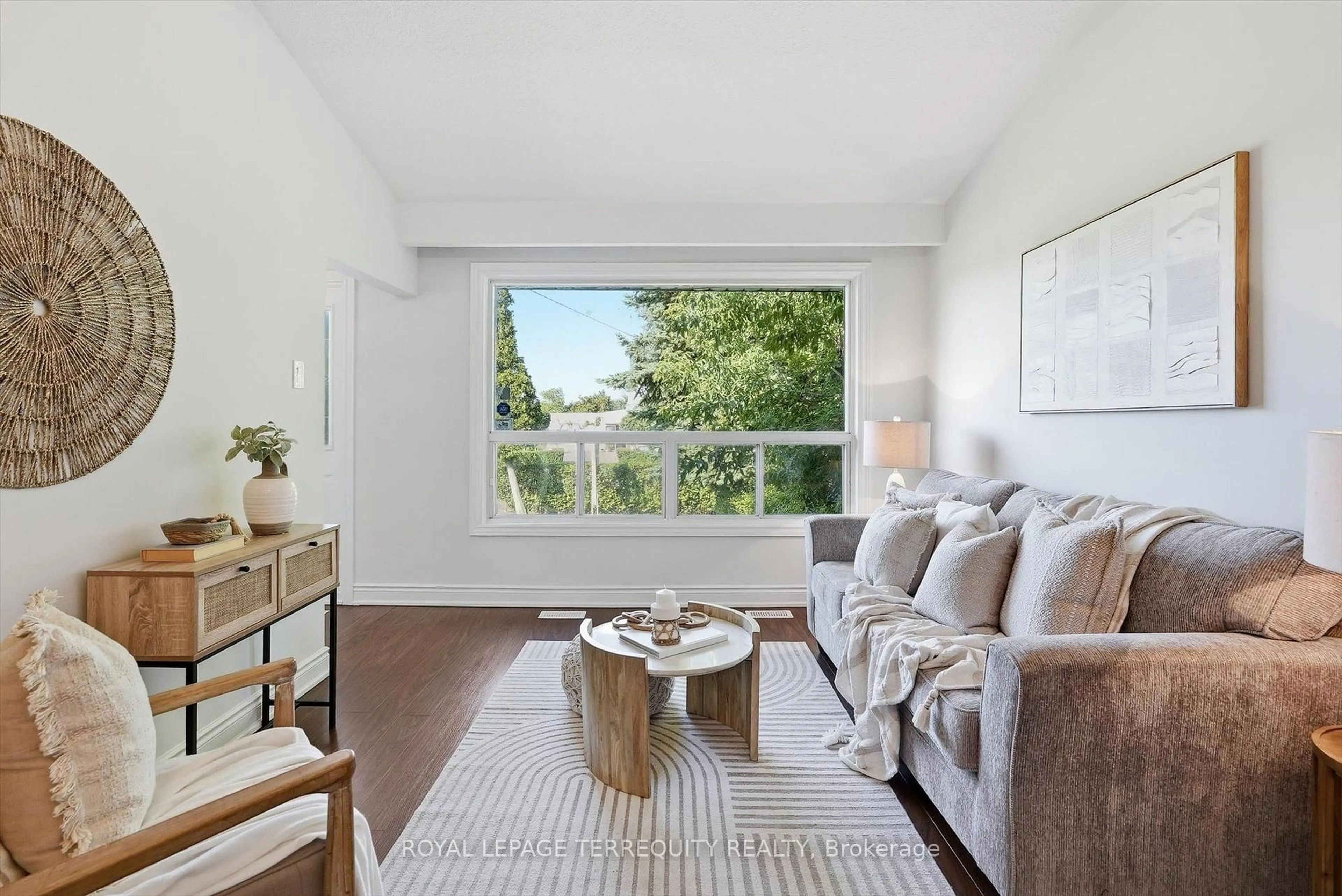 Living room with furniture, wood/laminate floor for 89 Benjamin Blvd, Toronto Ontario M1K 3P2