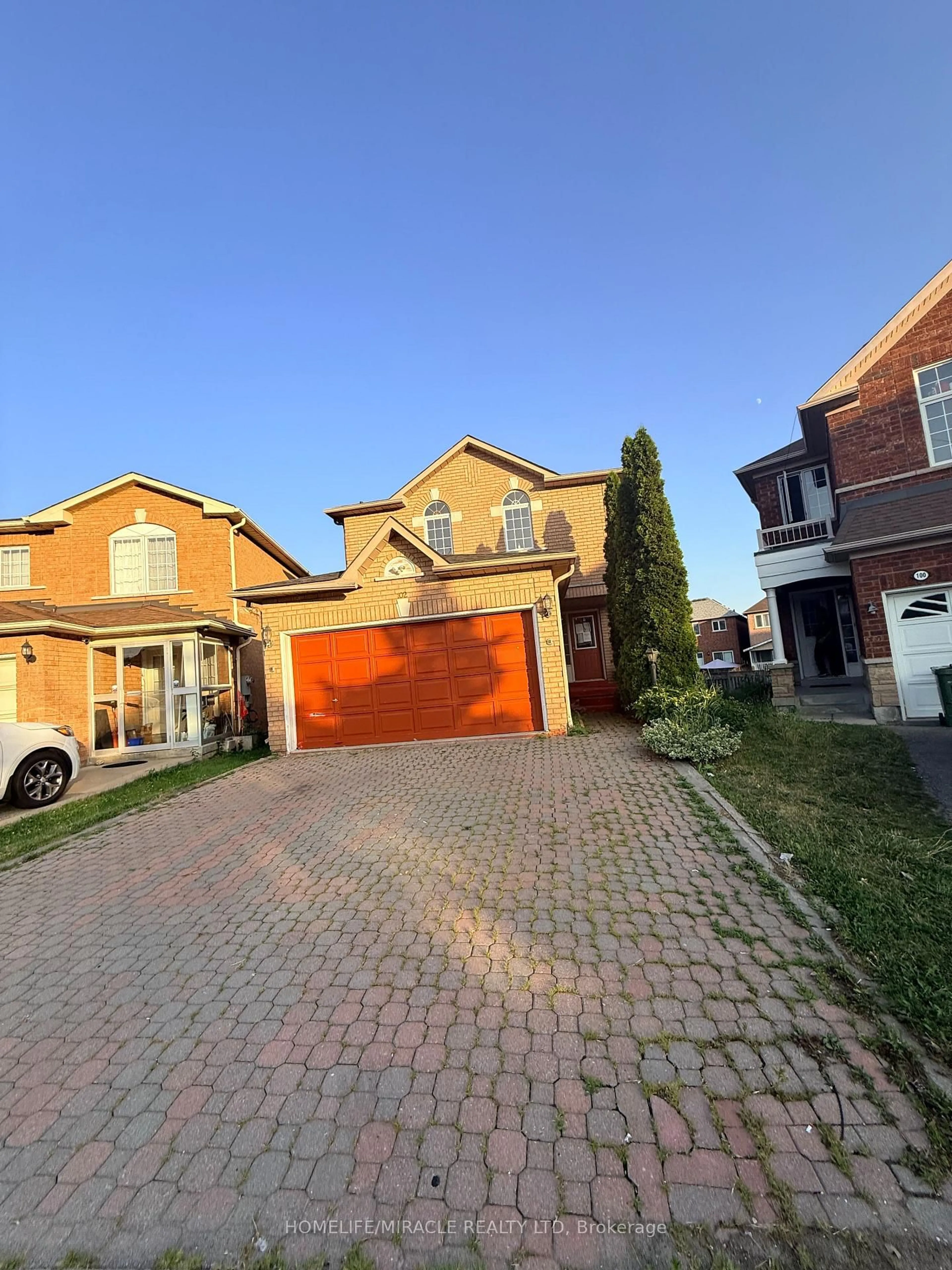 A pic from outside/outdoor area/front of a property/back of a property/a pic from drone, street for 102 Misty Hills Tr, Toronto Ontario M1X 1T3