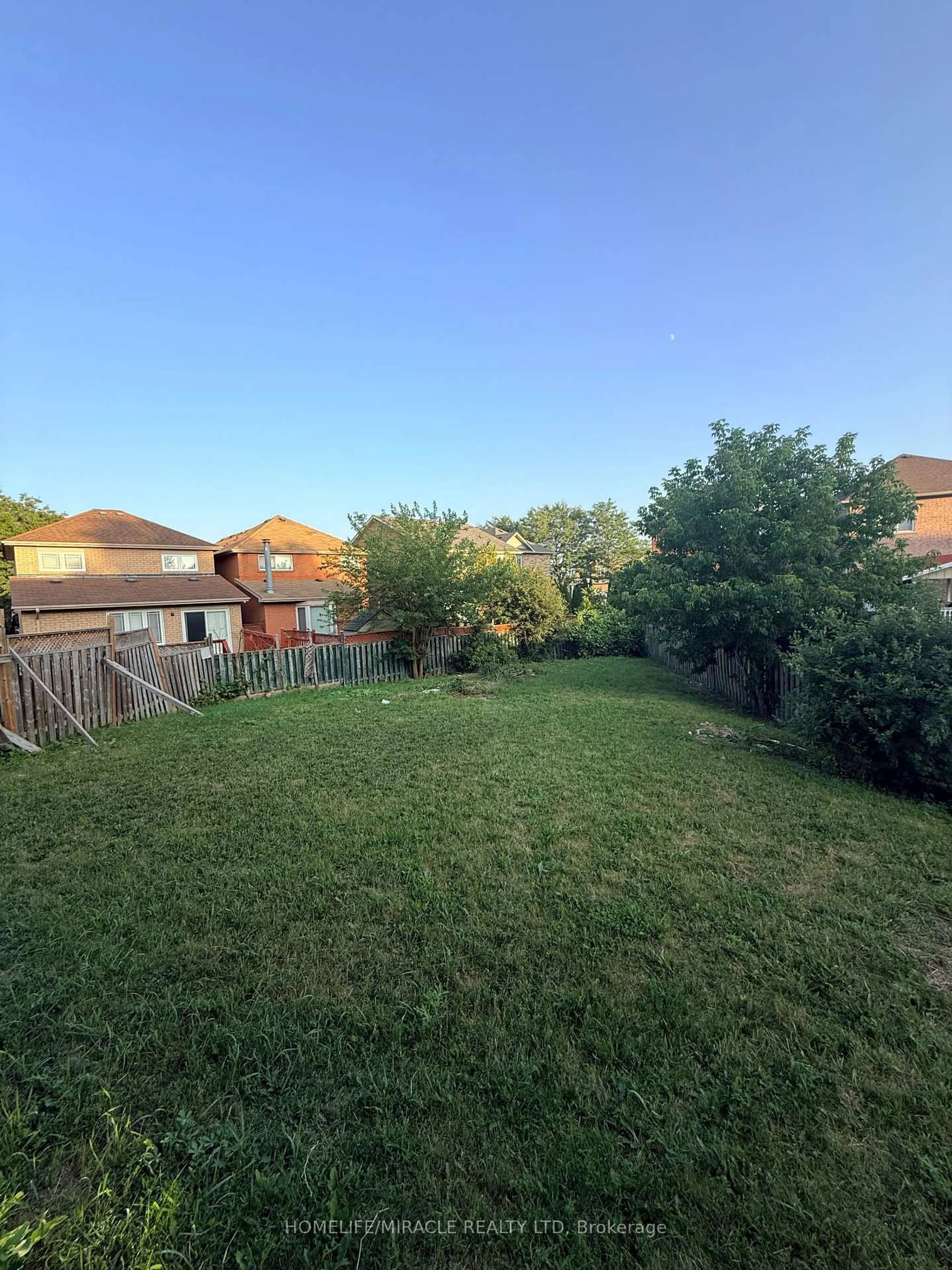 A pic from outside/outdoor area/front of a property/back of a property/a pic from drone, unknown for 102 Misty Hills Tr, Toronto Ontario M1X 1T3