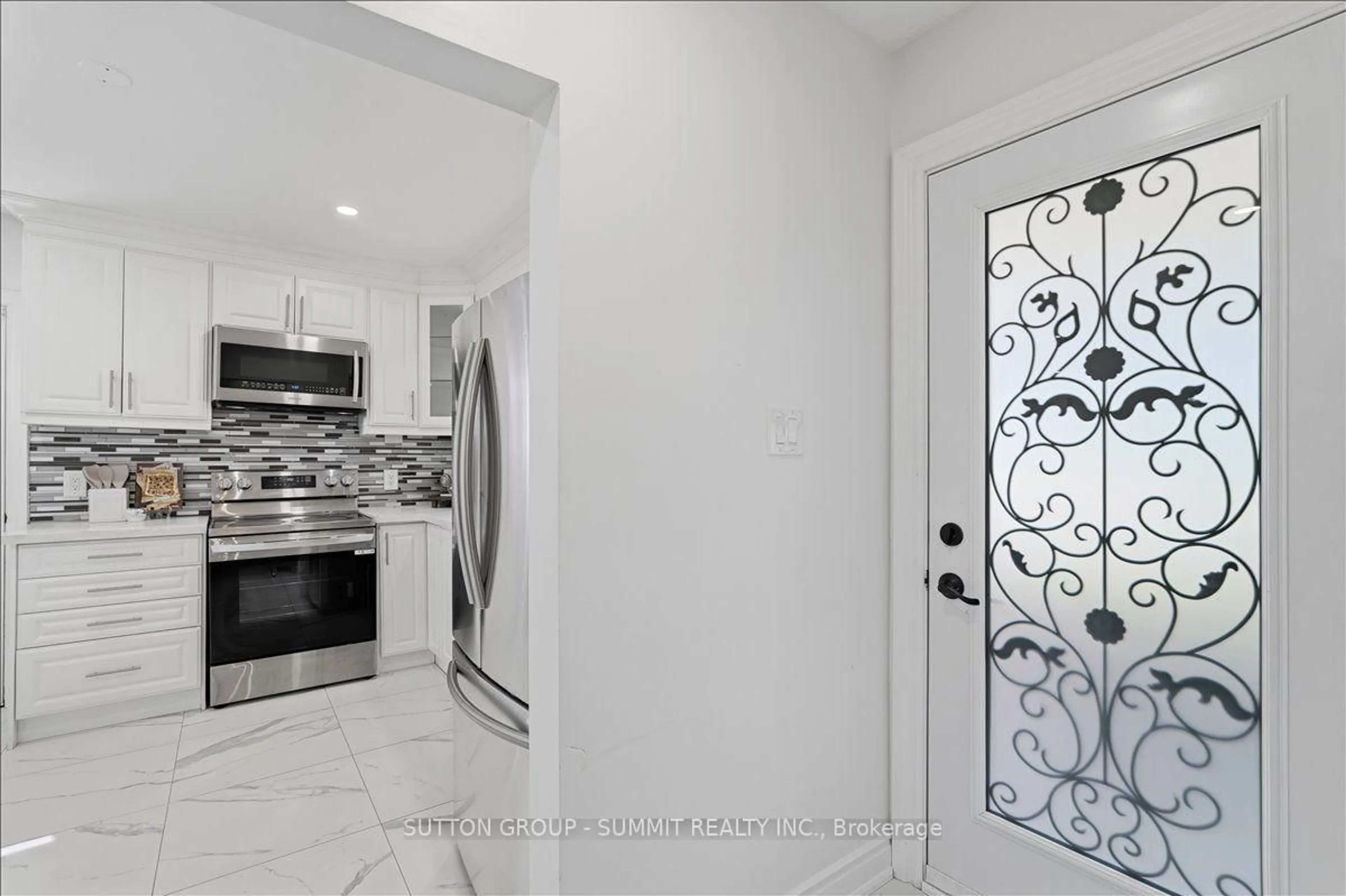 Indoor entryway for 73 Thornbeck Dr, Toronto Ontario M1G 2J7