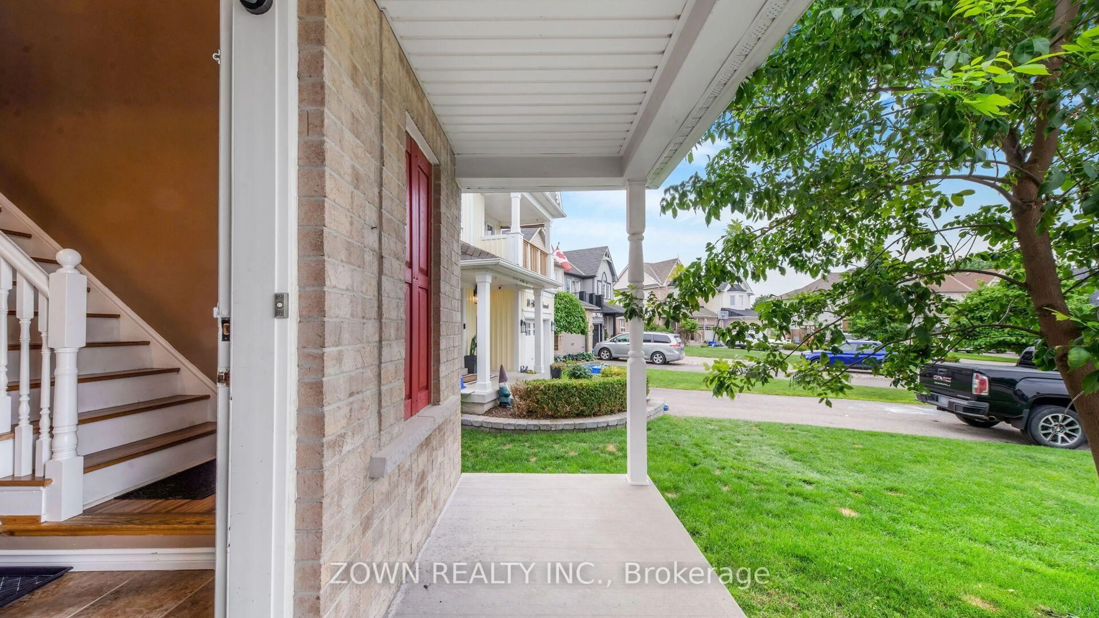 Indoor entryway for 95 Allworth Cres, Clarington Ontario L1C 0B5