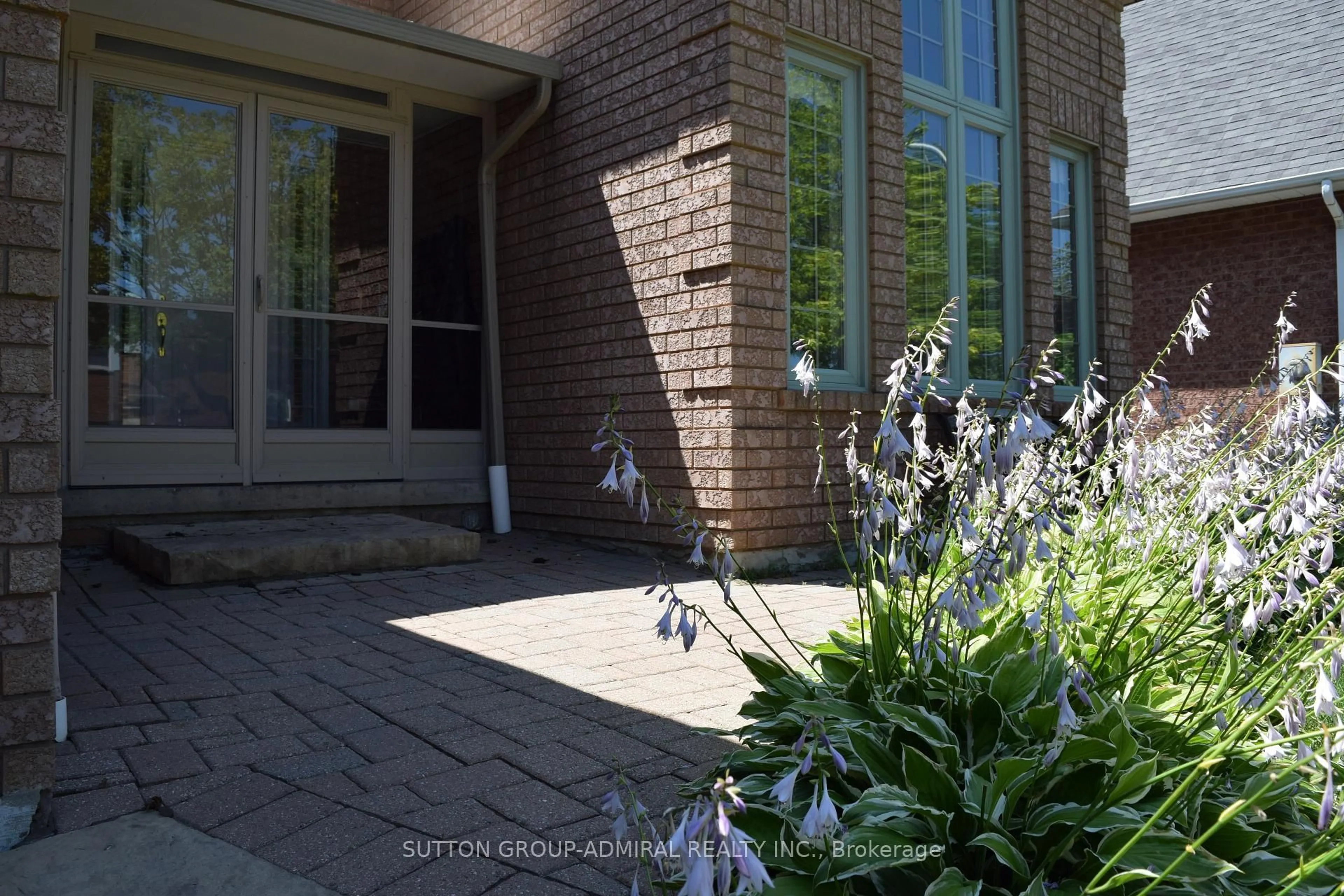 Patio, street for 51 Daines Dr, Whitby Ontario L1R 2E8
