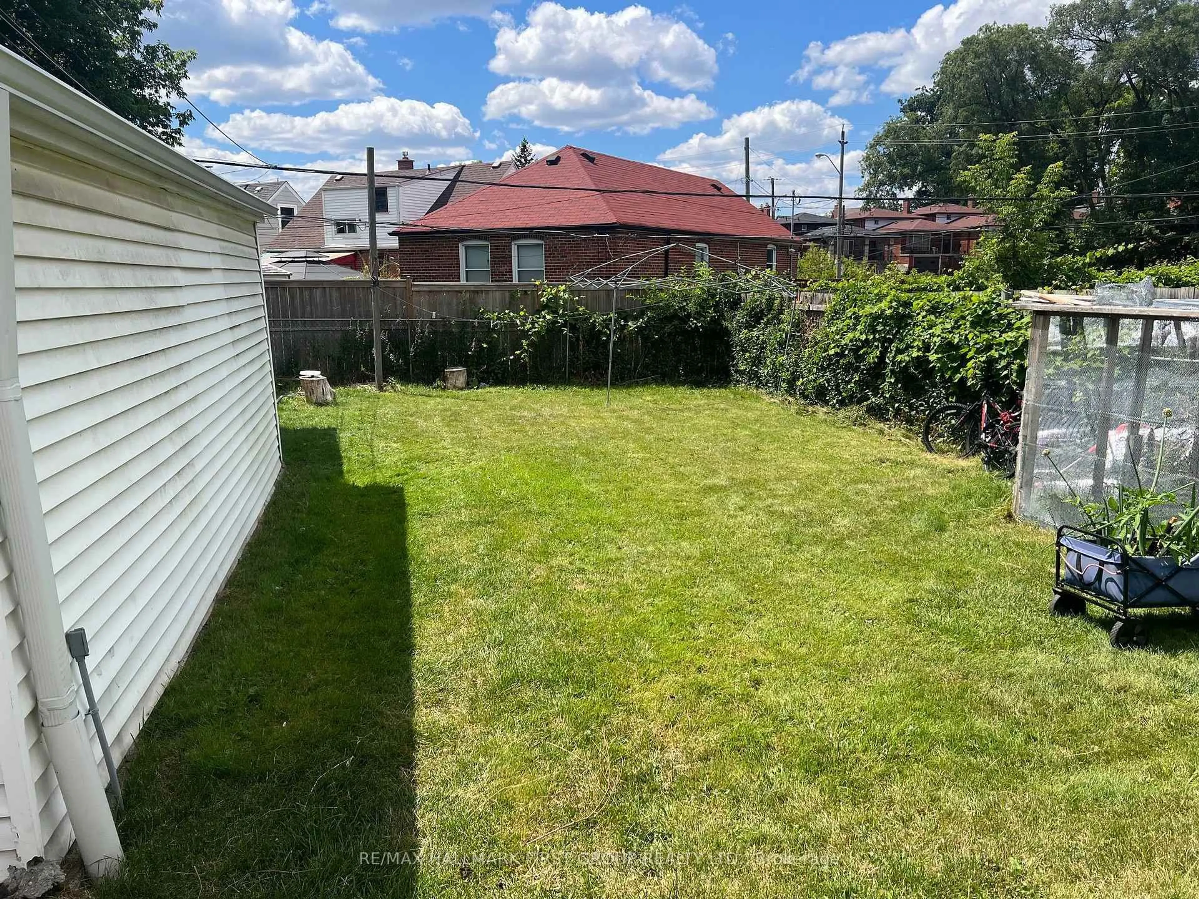 A pic from outside/outdoor area/front of a property/back of a property/a pic from drone, street for 482 Warden Ave, Toronto Ontario M1L 3Z1