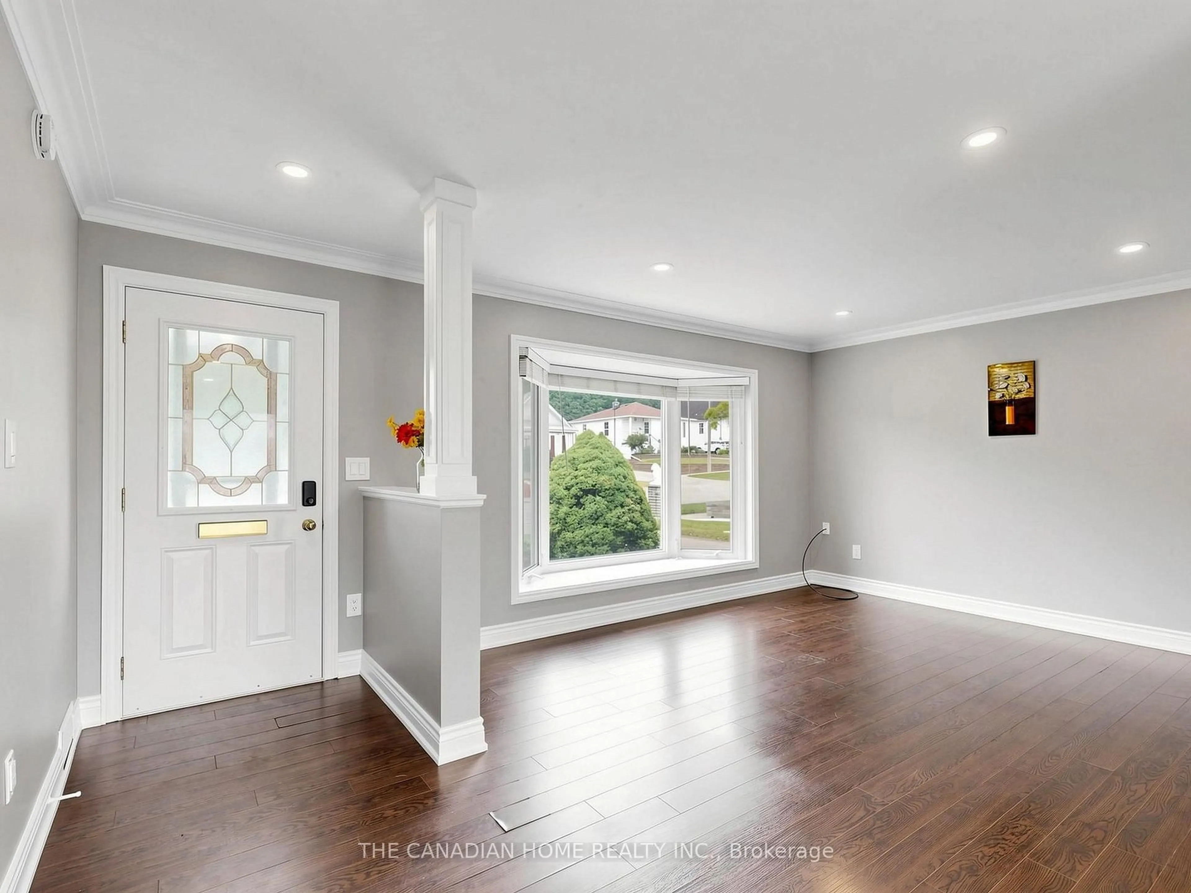 Indoor entryway for 470 Cromwell Ave, Oshawa Ontario L1J 4V2