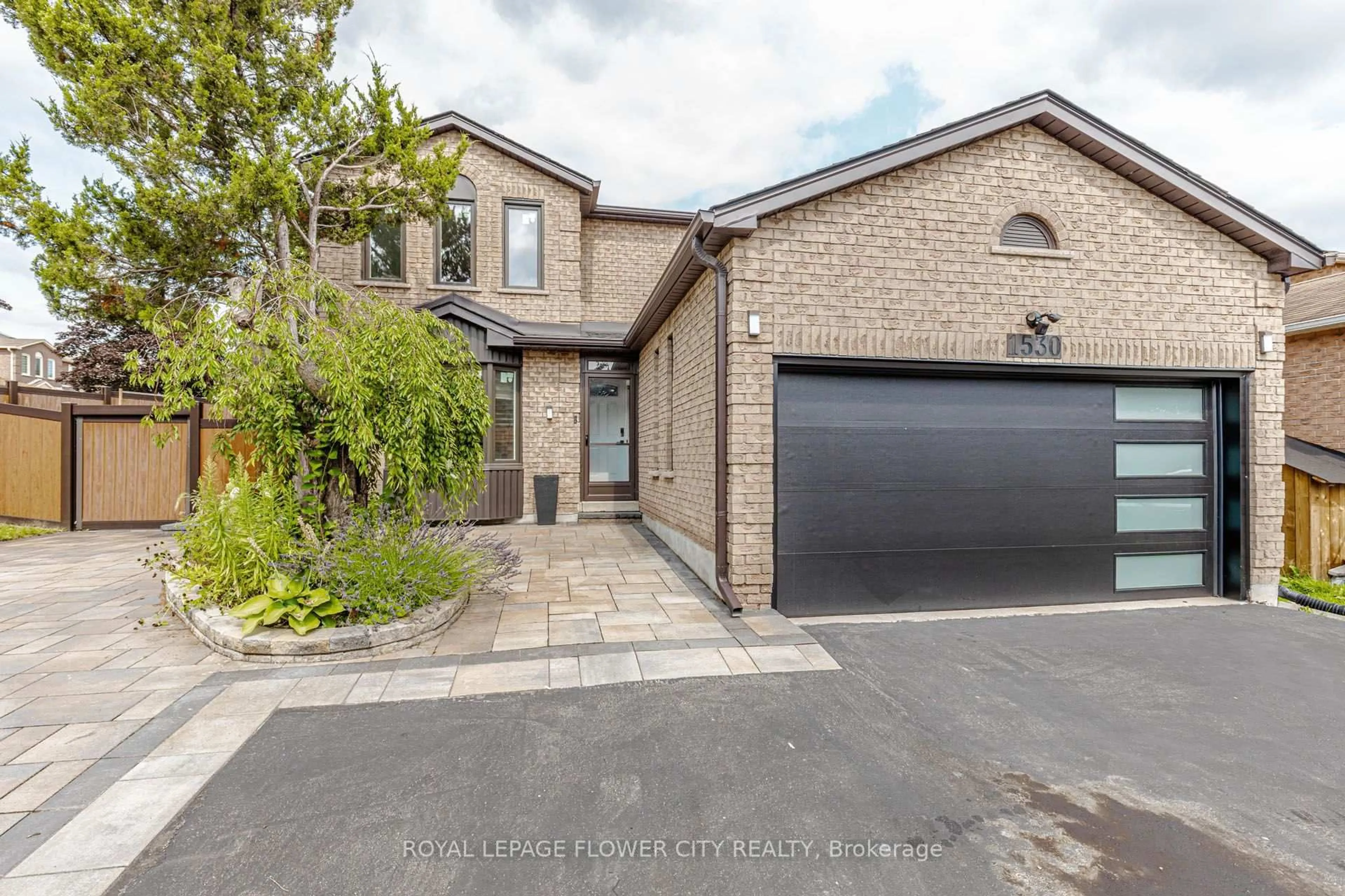 A pic from outside/outdoor area/front of a property/back of a property/a pic from drone, street for 1530 Somergrove Cres, Pickering Ontario L1X 2K7