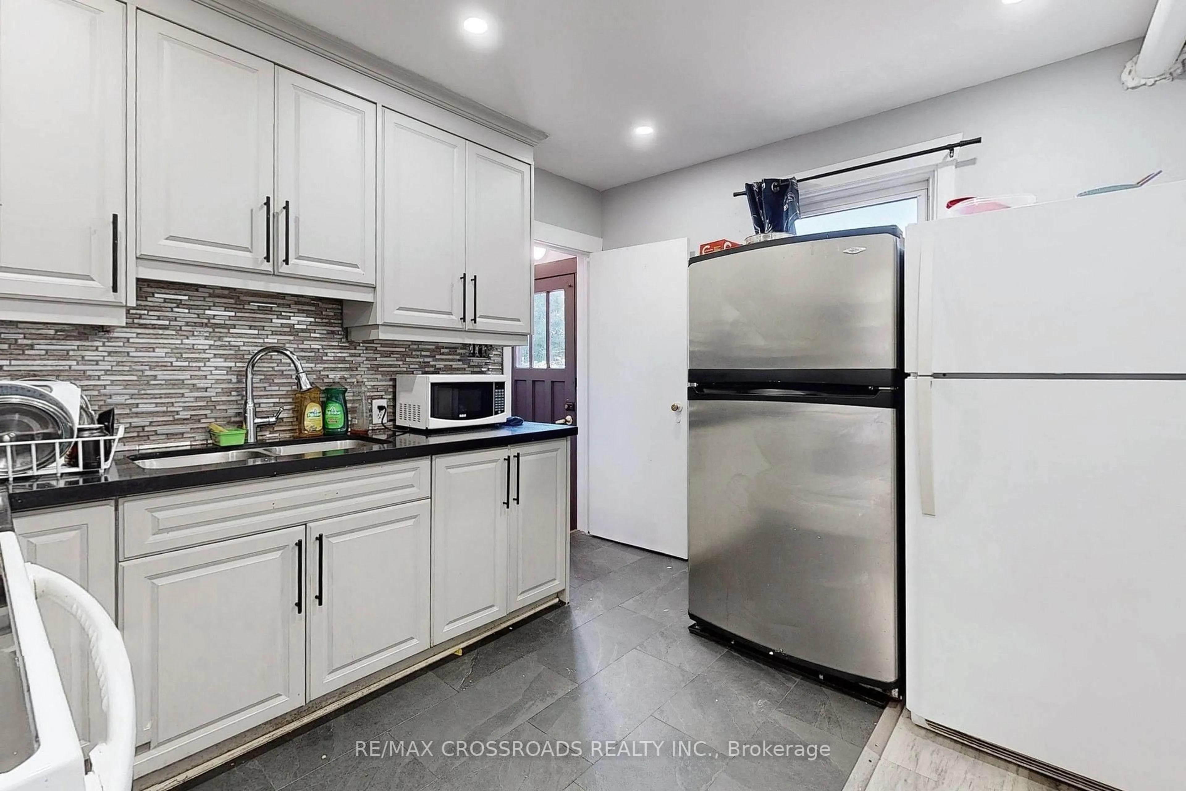 Standard kitchen, ceramic/tile floor for 1496 Simcoe St, Oshawa Ontario L1G 4X7
