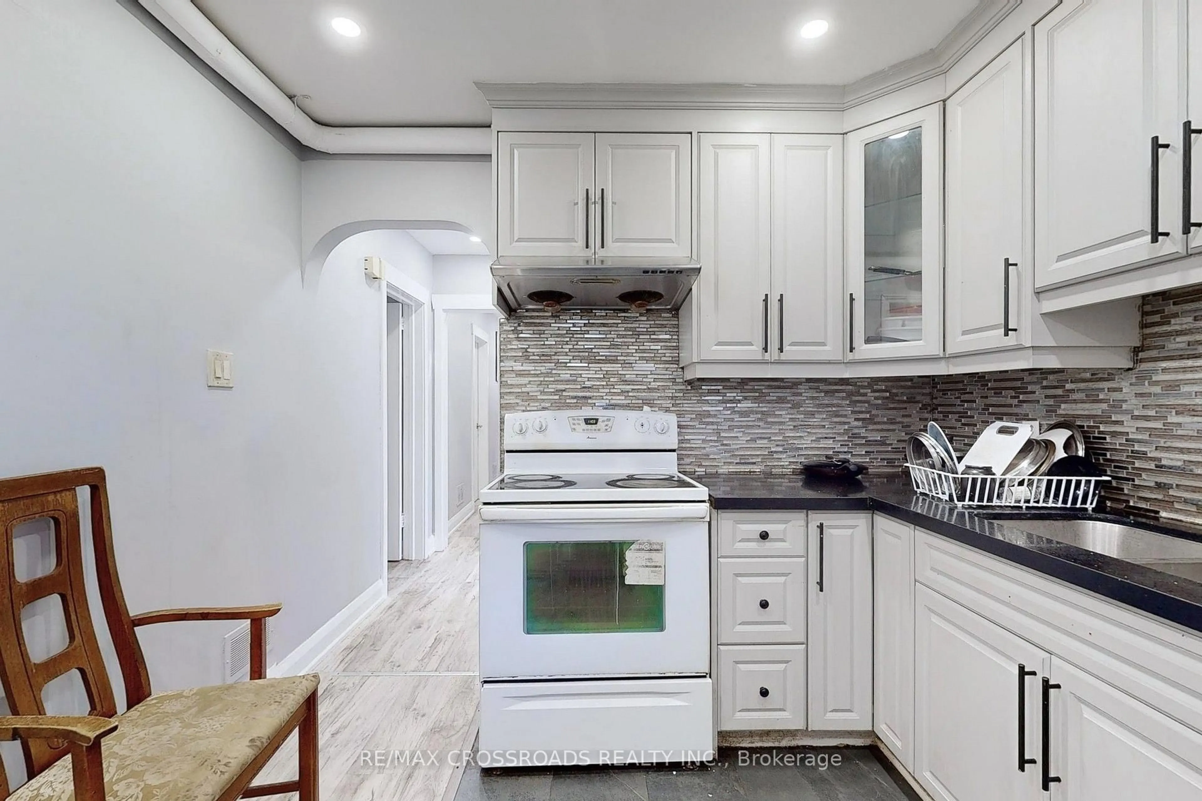Standard kitchen, ceramic/tile floor for 1496 Simcoe St, Oshawa Ontario L1G 4X7