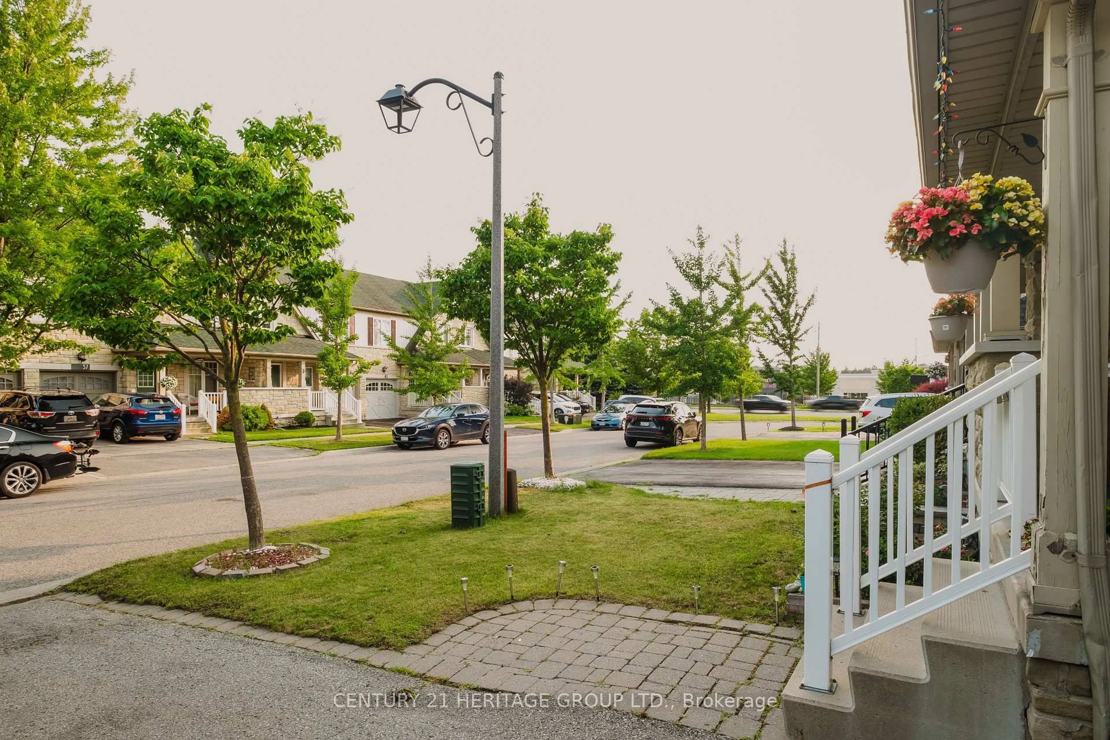 Patio, street for 34 Haverhill Cres, Whitby Ontario L1R 3E7