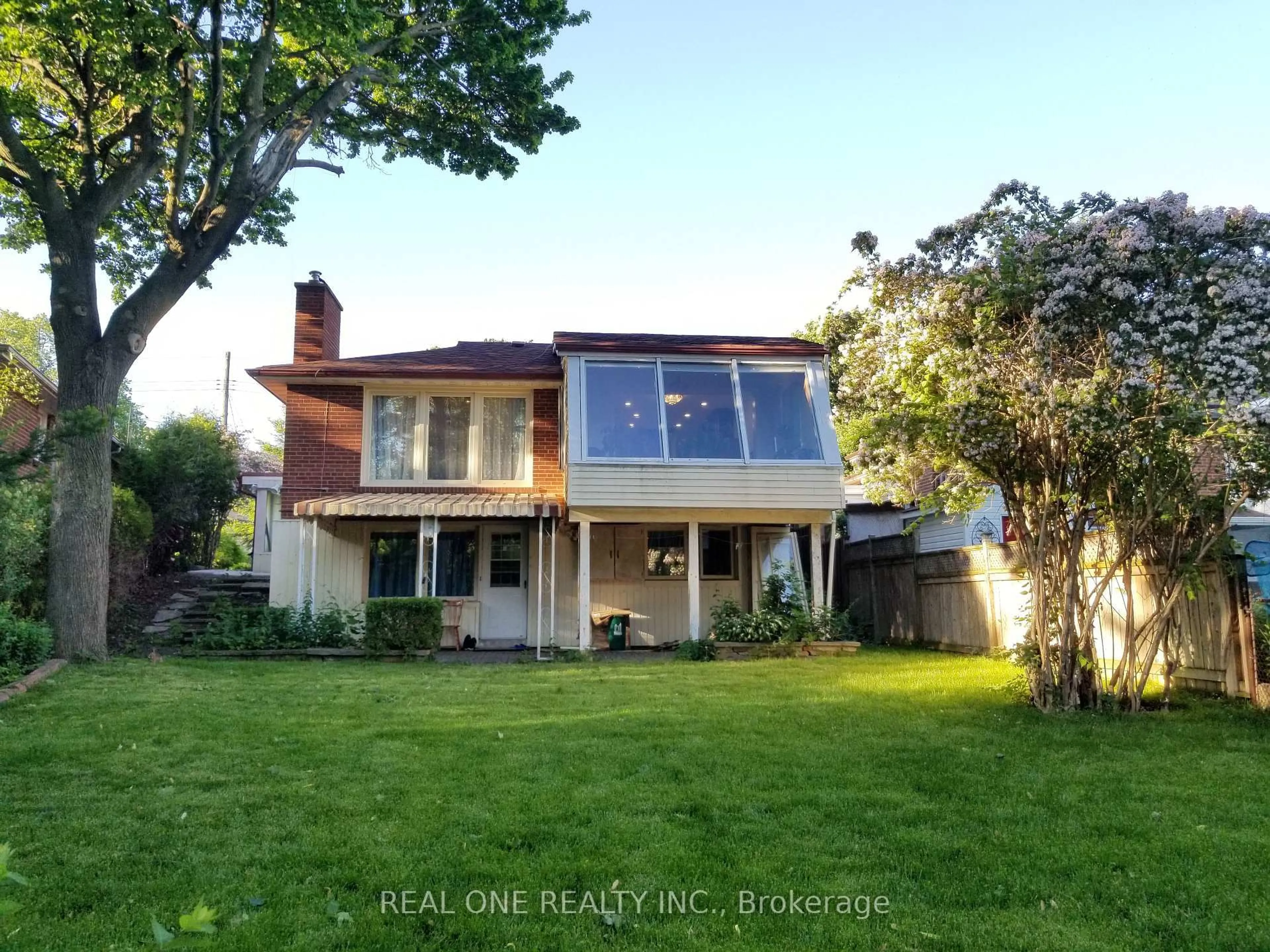 A pic from outside/outdoor area/front of a property/back of a property/a pic from drone, street for 26 Applefield Dr, Toronto Ontario M1P 3X9