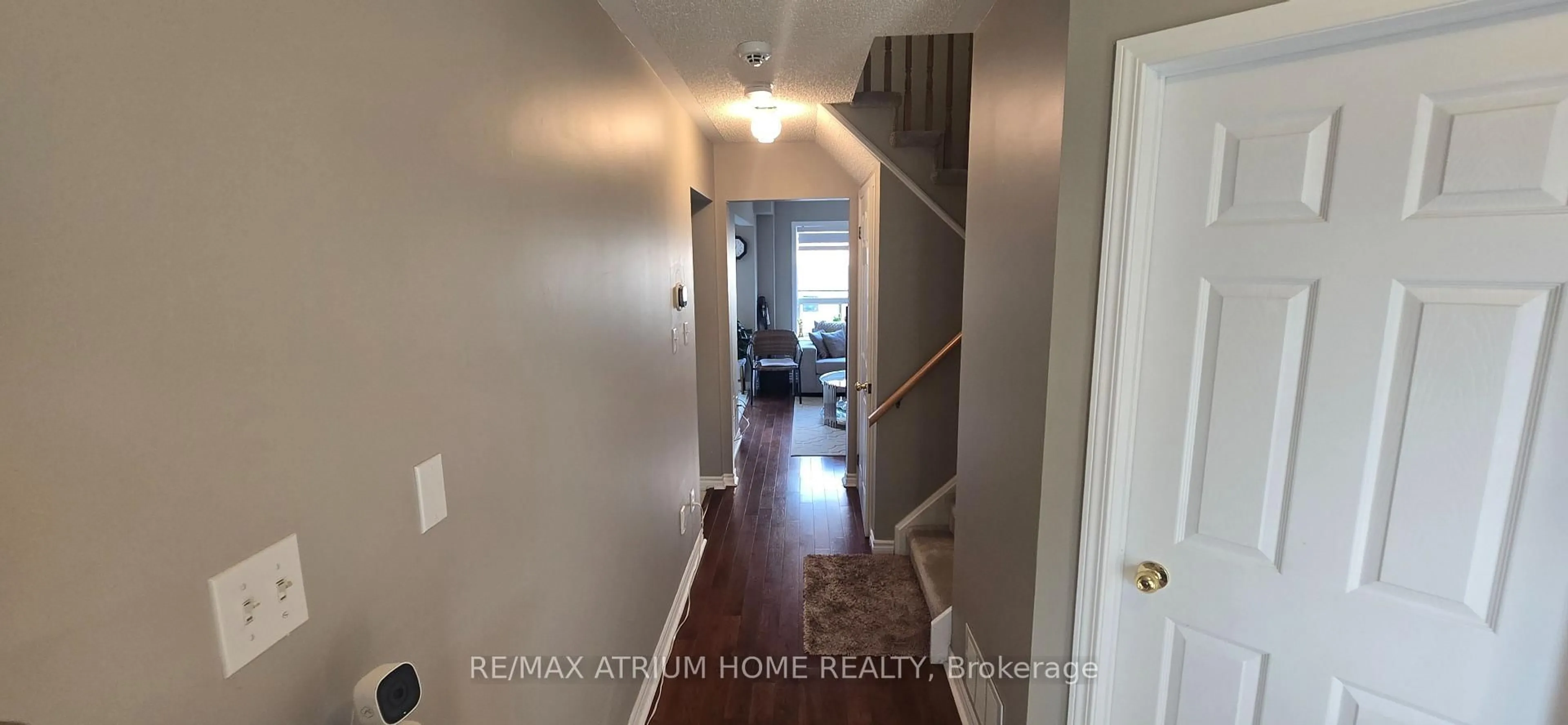 Indoor entryway for 431 Drew St, Oshawa Ontario L1H 8W6