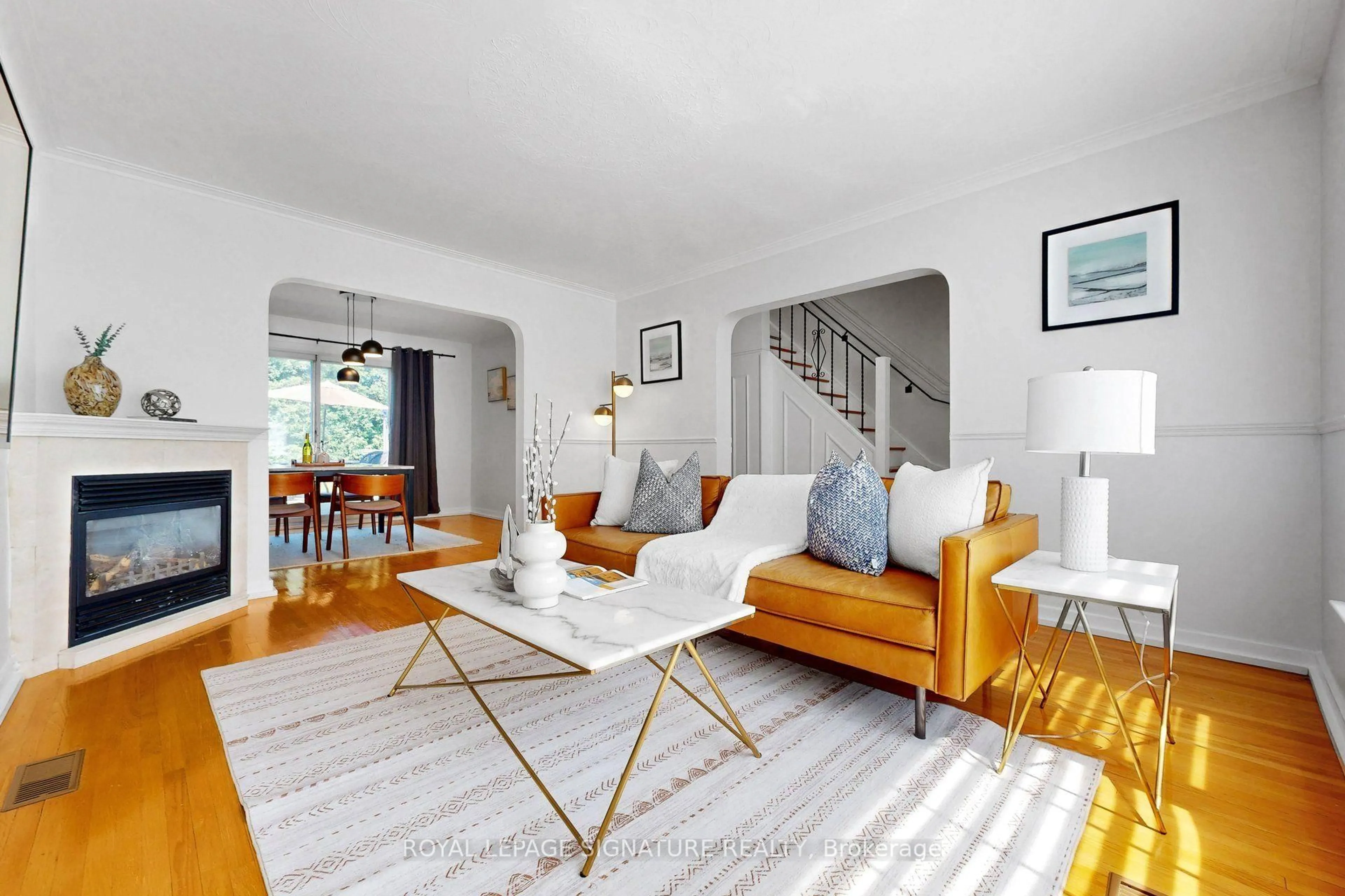 Living room with furniture, unknown for 67 Cathedral Bluffs Dr, Toronto Ontario M1M 2T6