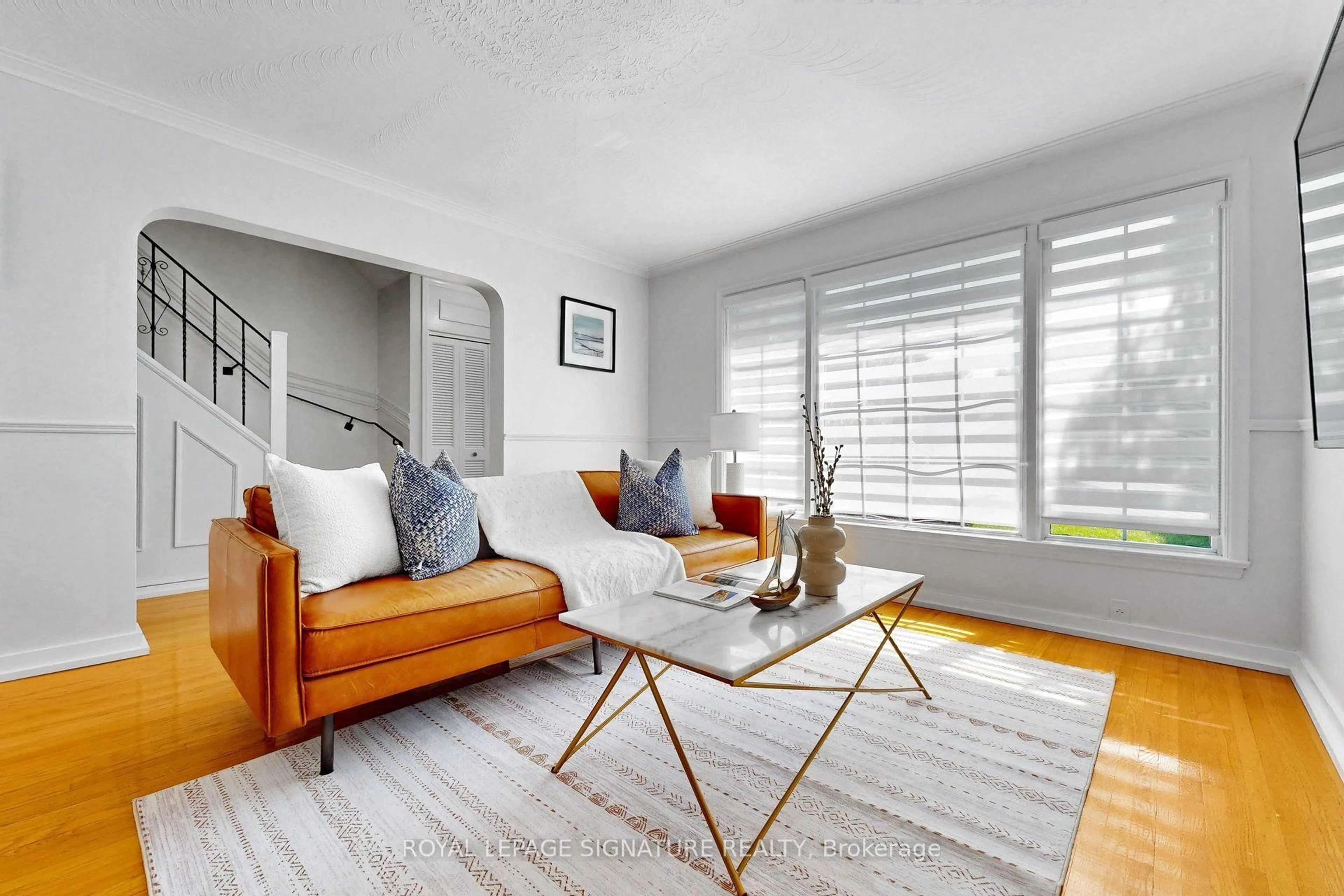 Living room with furniture, unknown for 67 Cathedral Bluffs Dr, Toronto Ontario M1M 2T6