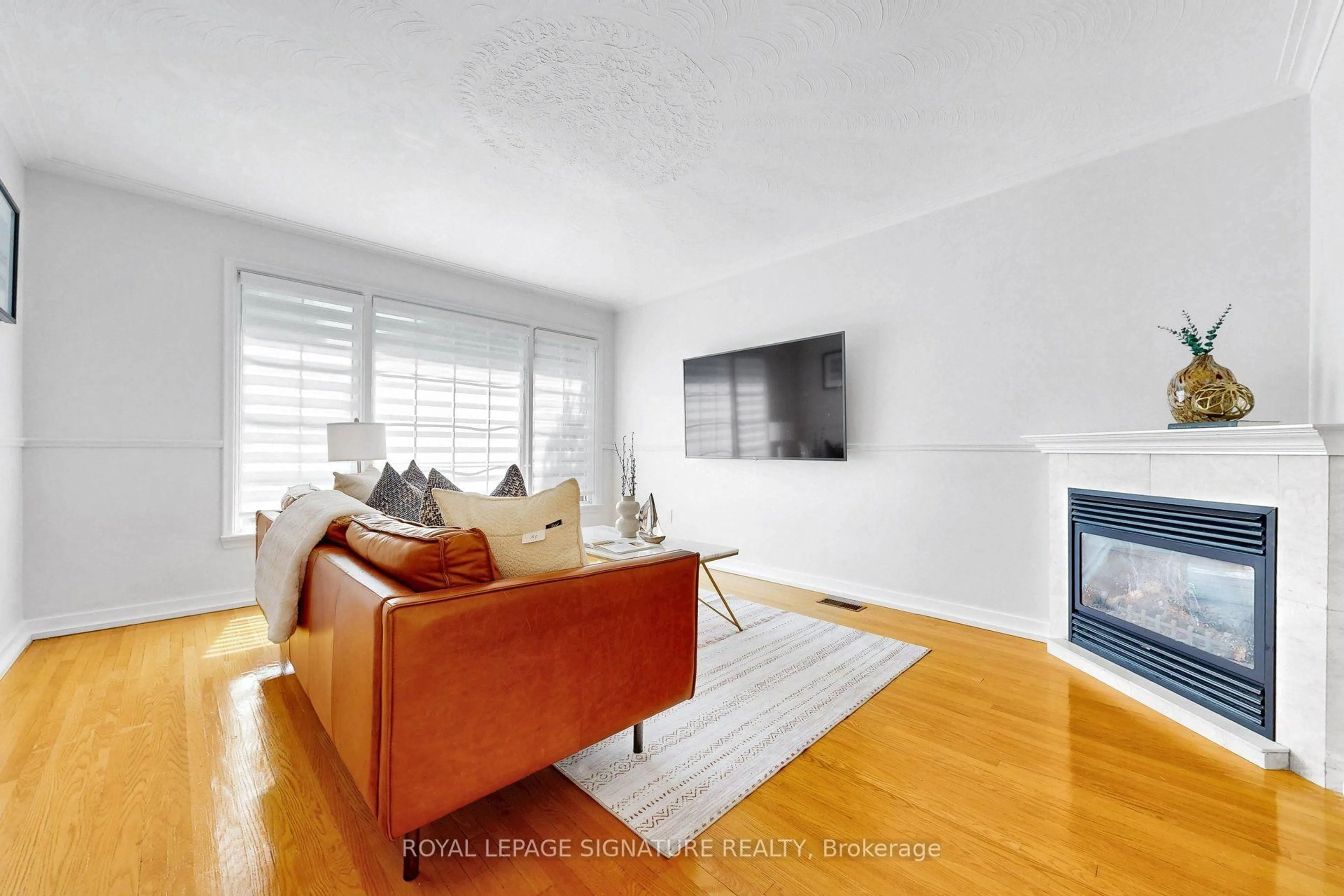 Living room with furniture, wood/laminate floor for 67 Cathedral Bluffs Dr, Toronto Ontario M1M 2T6