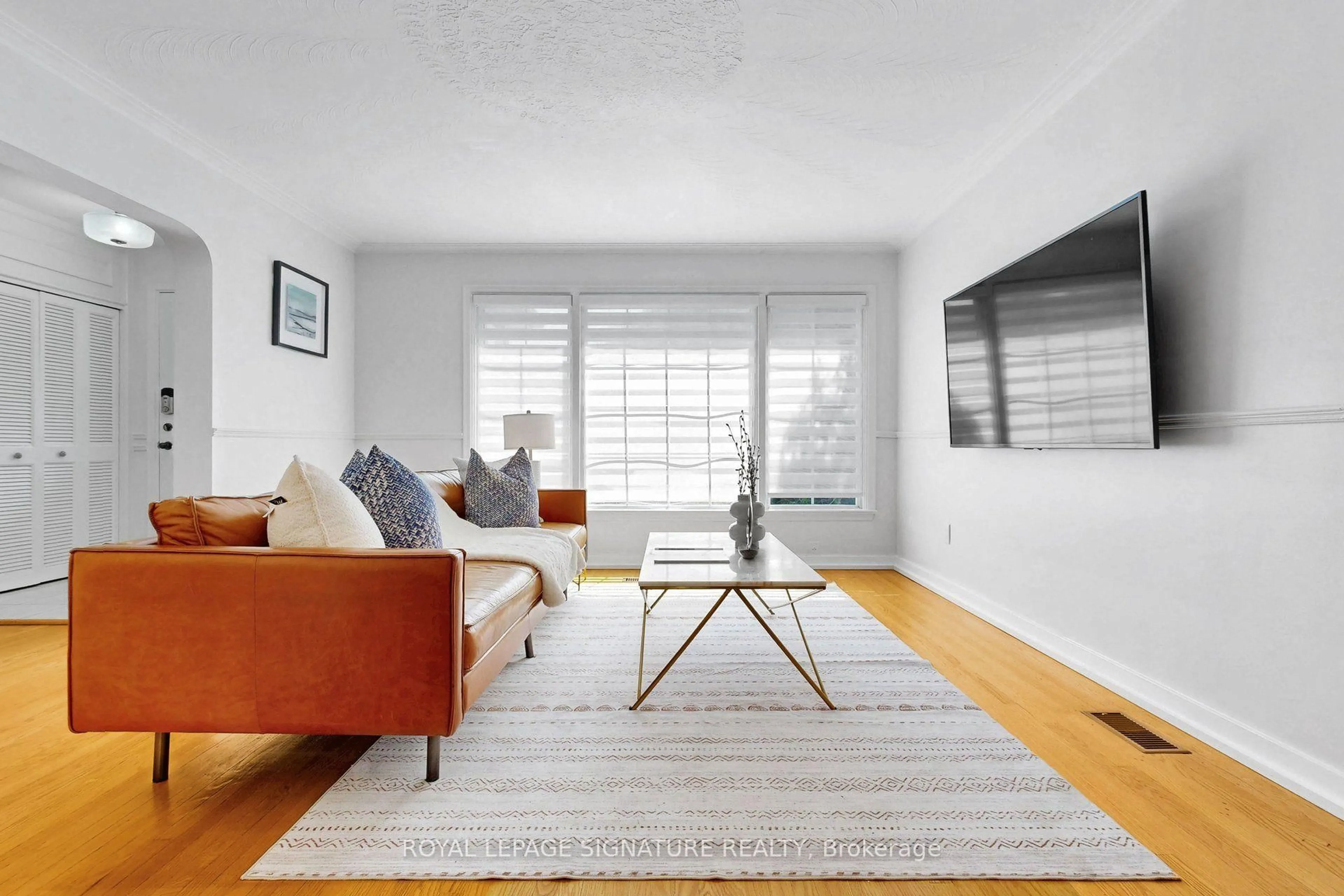 Living room with furniture, unknown for 67 Cathedral Bluffs Dr, Toronto Ontario M1M 2T6