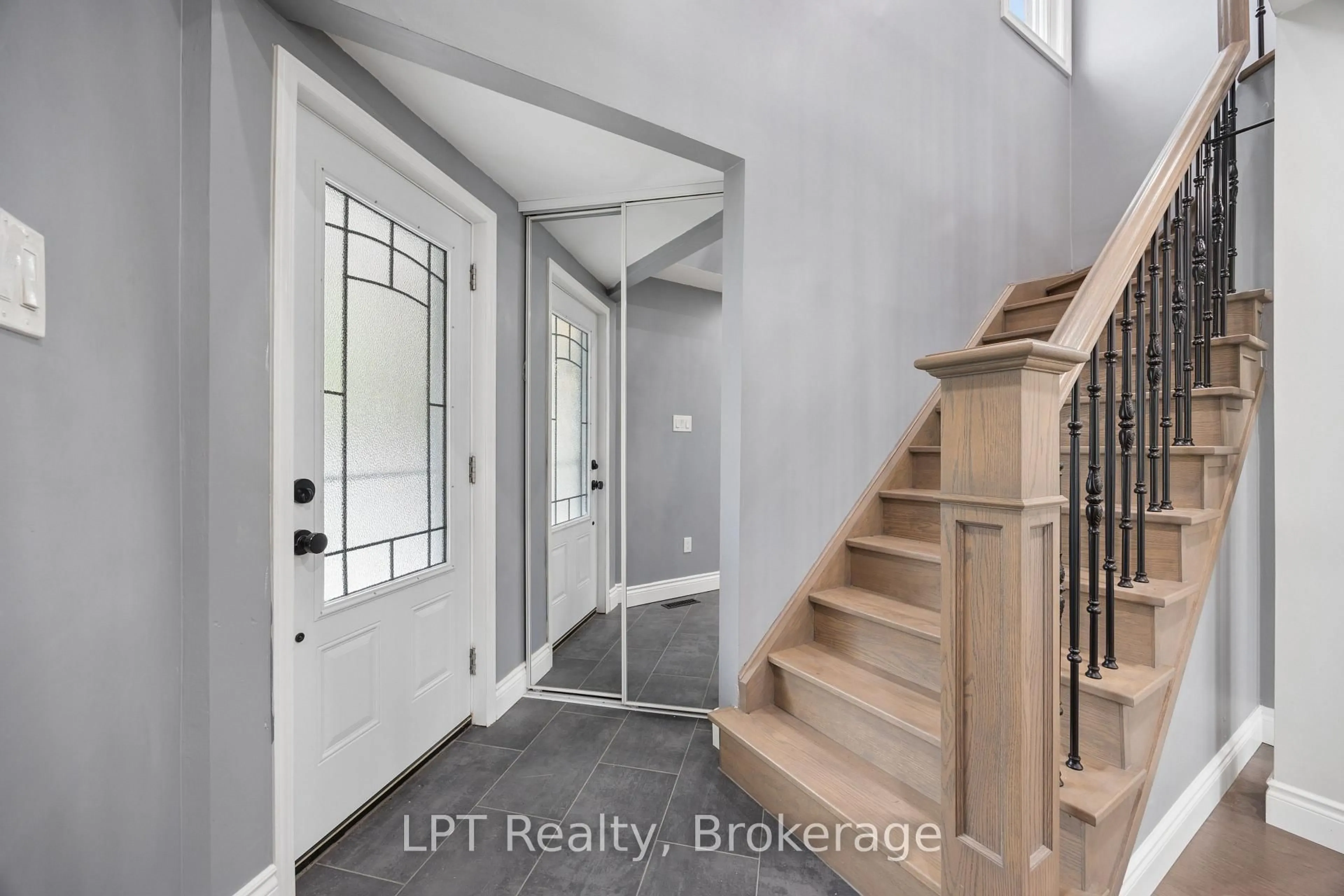 Indoor entryway for 178 Sandringham Dr, Clarington Ontario L1E 2A5
