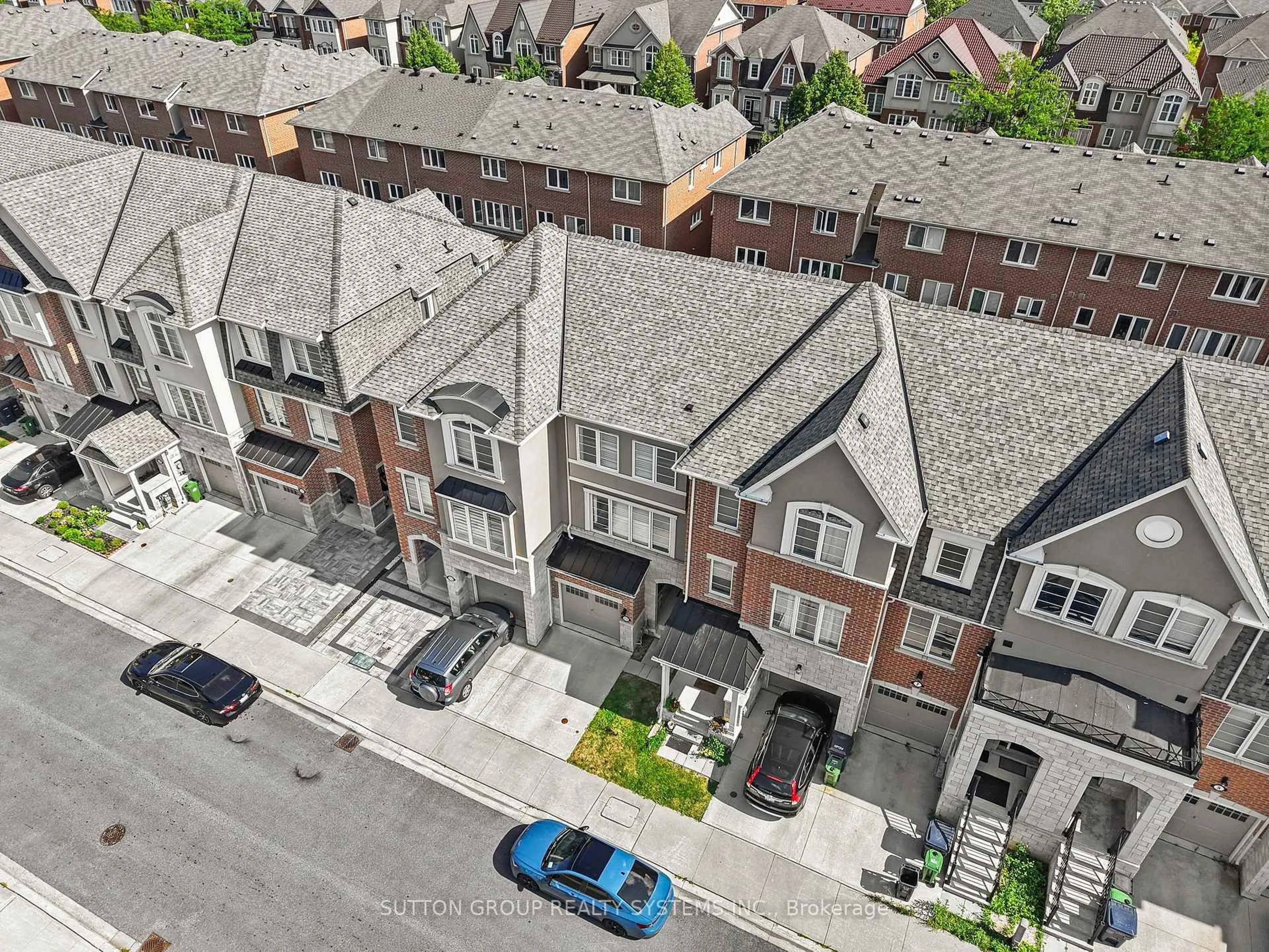 A pic from outside/outdoor area/front of a property/back of a property/a pic from drone, street for 11 Fusilier Dr, Toronto Ontario M1L 0J4