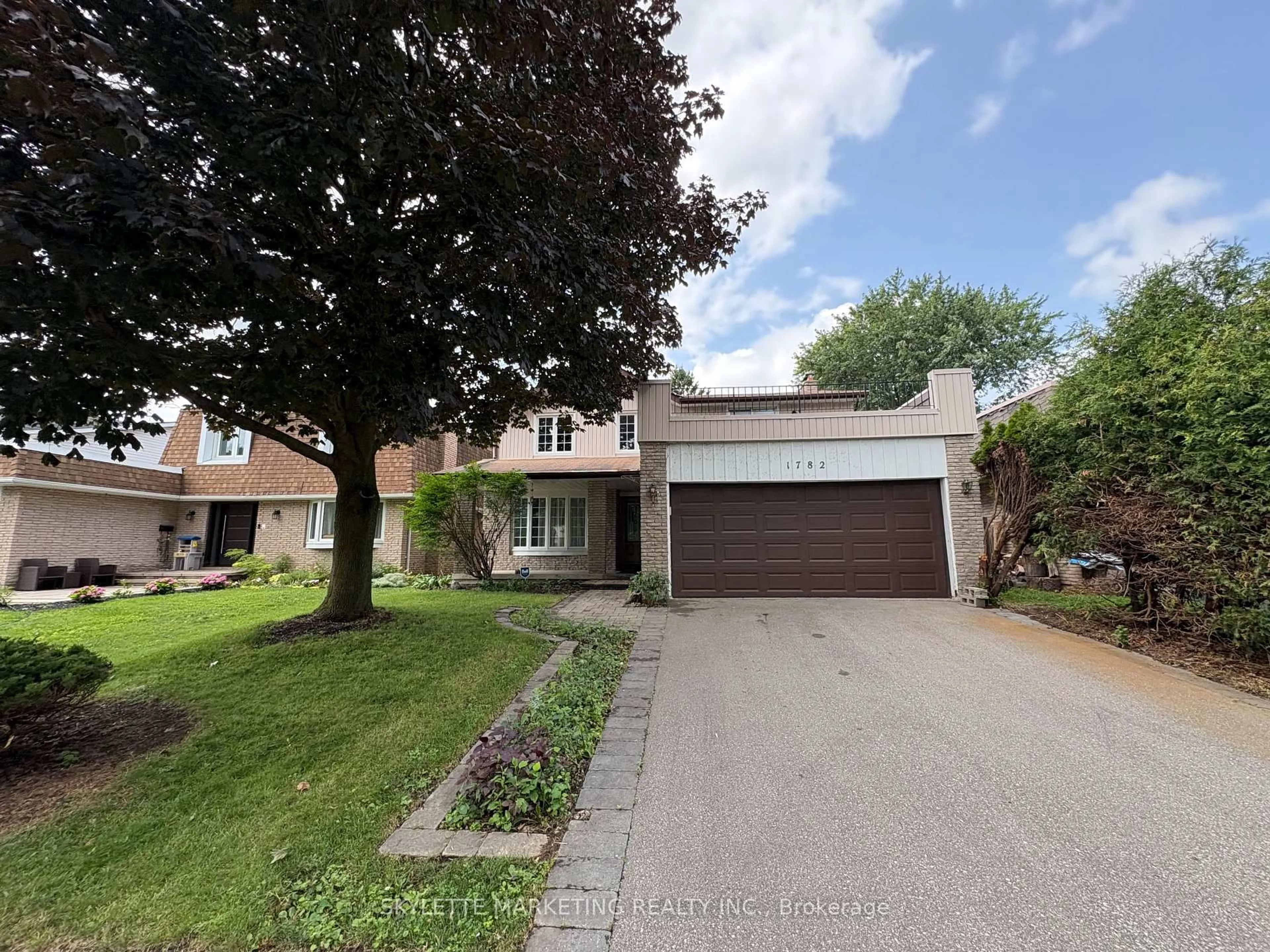 A pic from outside/outdoor area/front of a property/back of a property/a pic from drone, street for 1782 Meadowview Ave, Pickering Ontario L1V 3G8