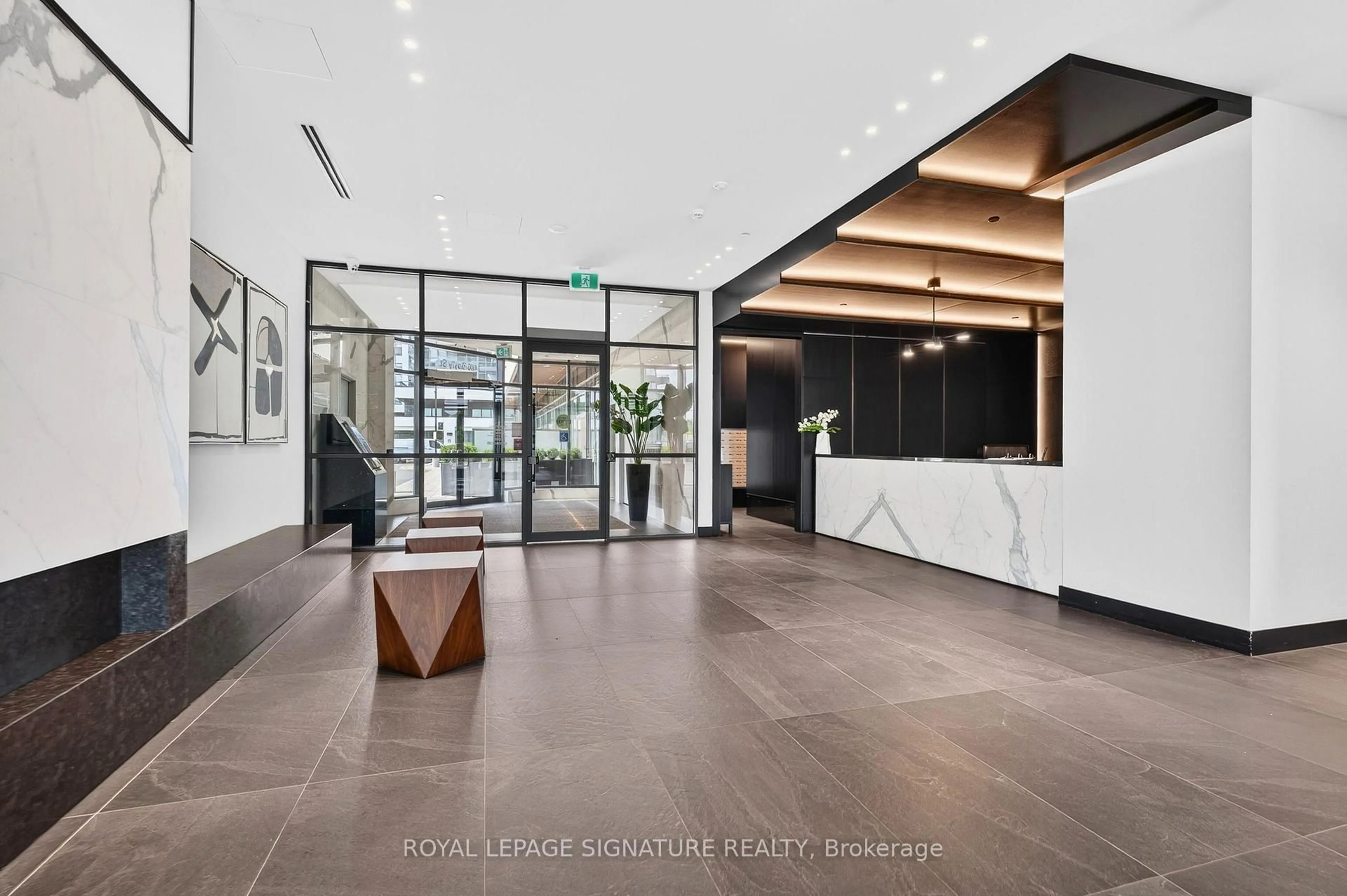 Indoor foyer for 1480 Bayly St #1212, Pickering Ontario L1W 0C2