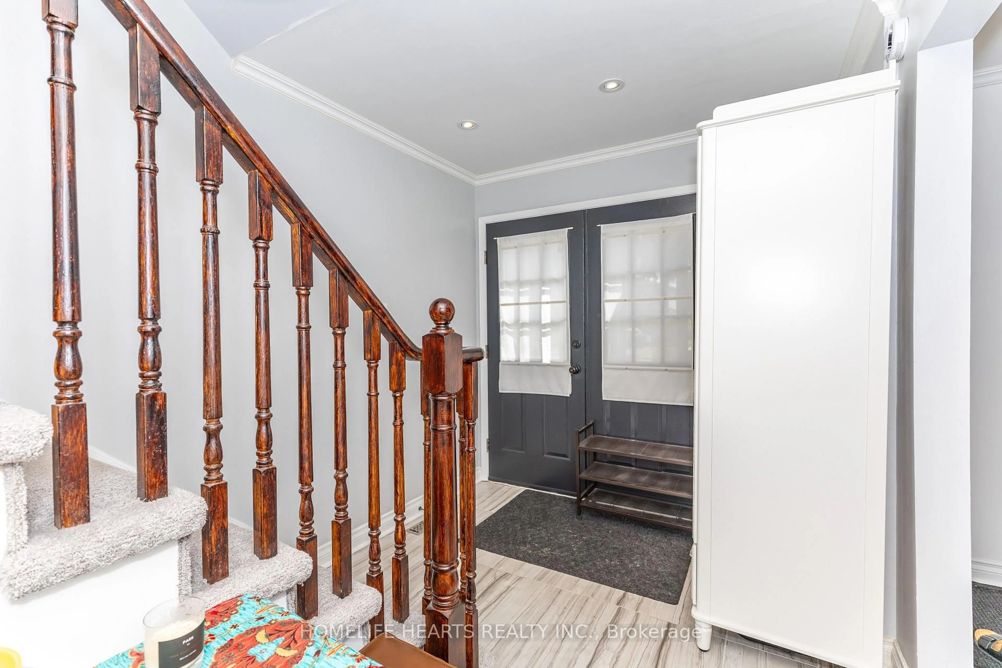 Indoor foyer for 1118 Cedarcroft Cres, Pickering Ontario L1X 1R5