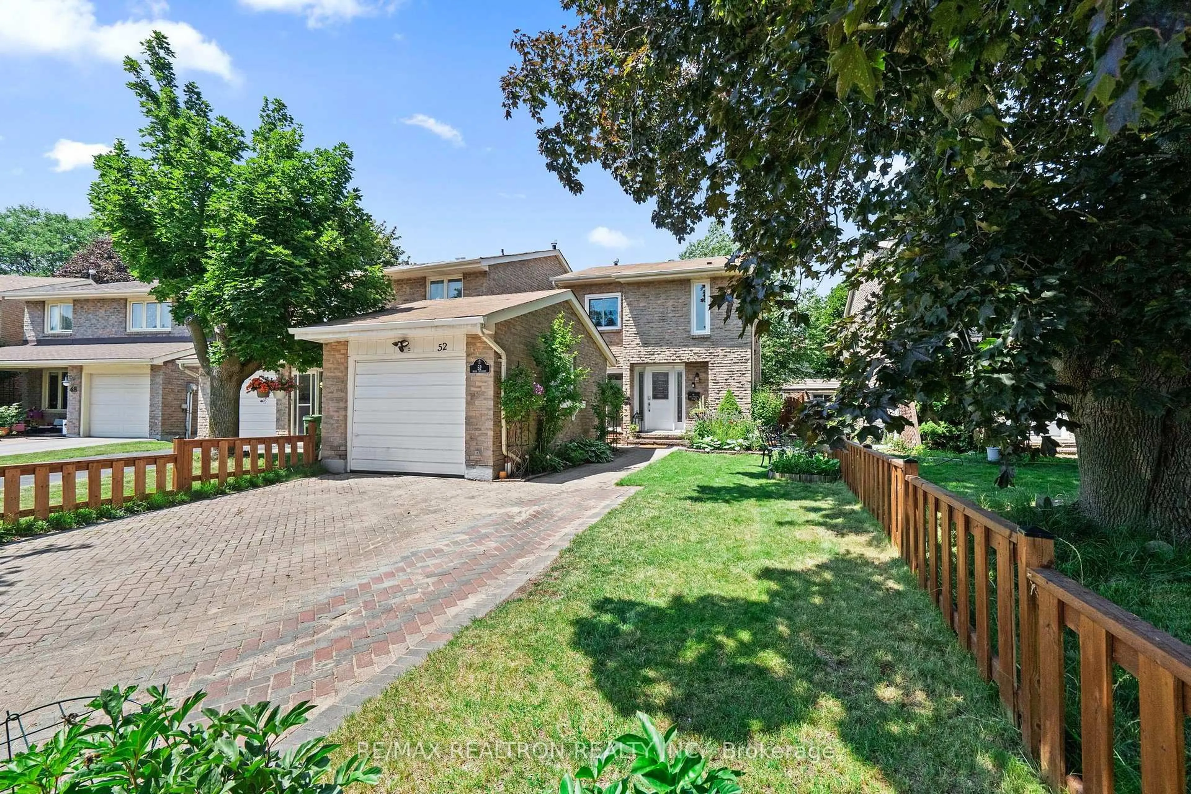 A pic from outside/outdoor area/front of a property/back of a property/a pic from drone, street for 52 Hood Cres, Toronto Ontario M1W 3C1