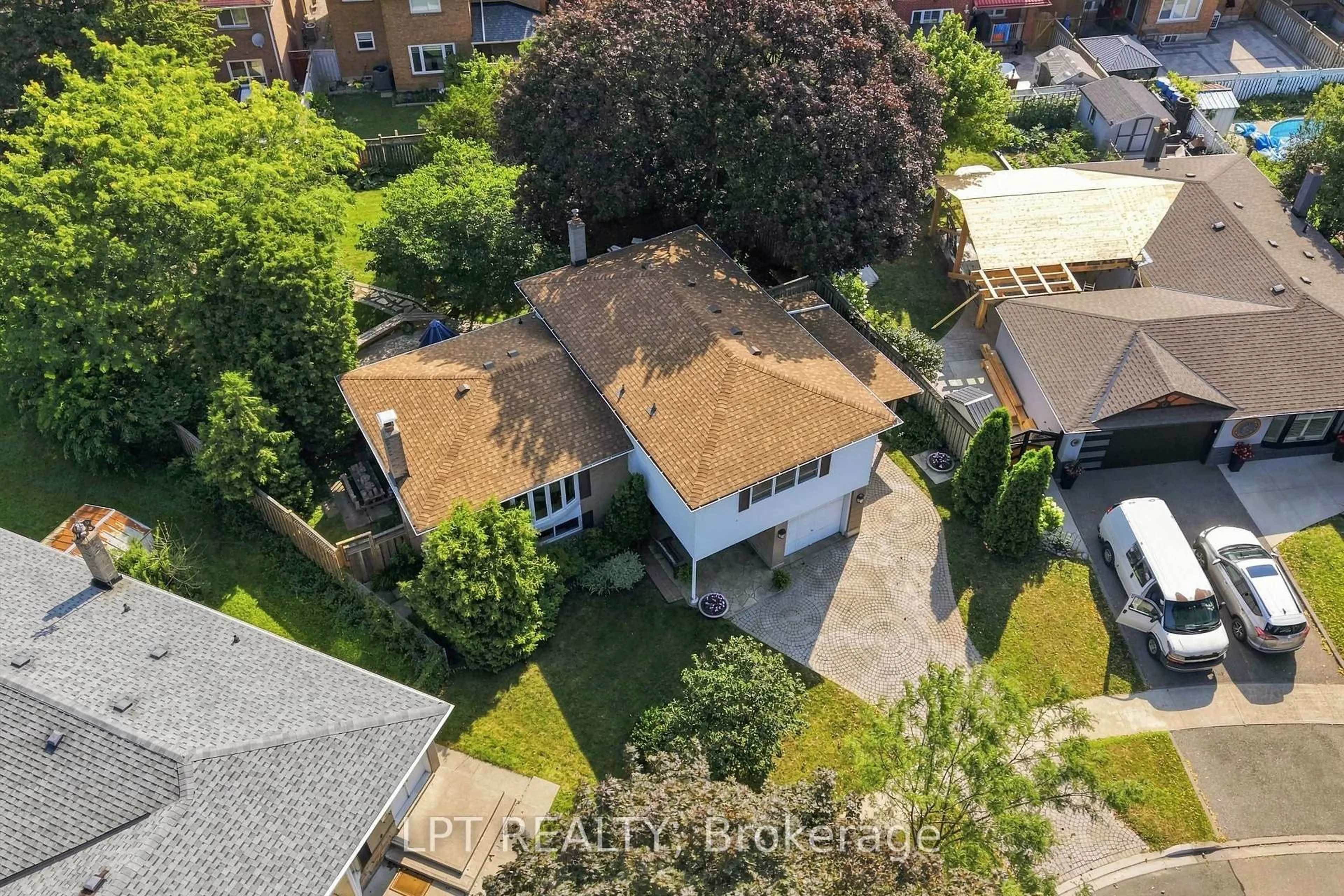 A pic from outside/outdoor area/front of a property/back of a property/a pic from drone, street for 46 Tweedrock Cres, Toronto Ontario M1E 4L5
