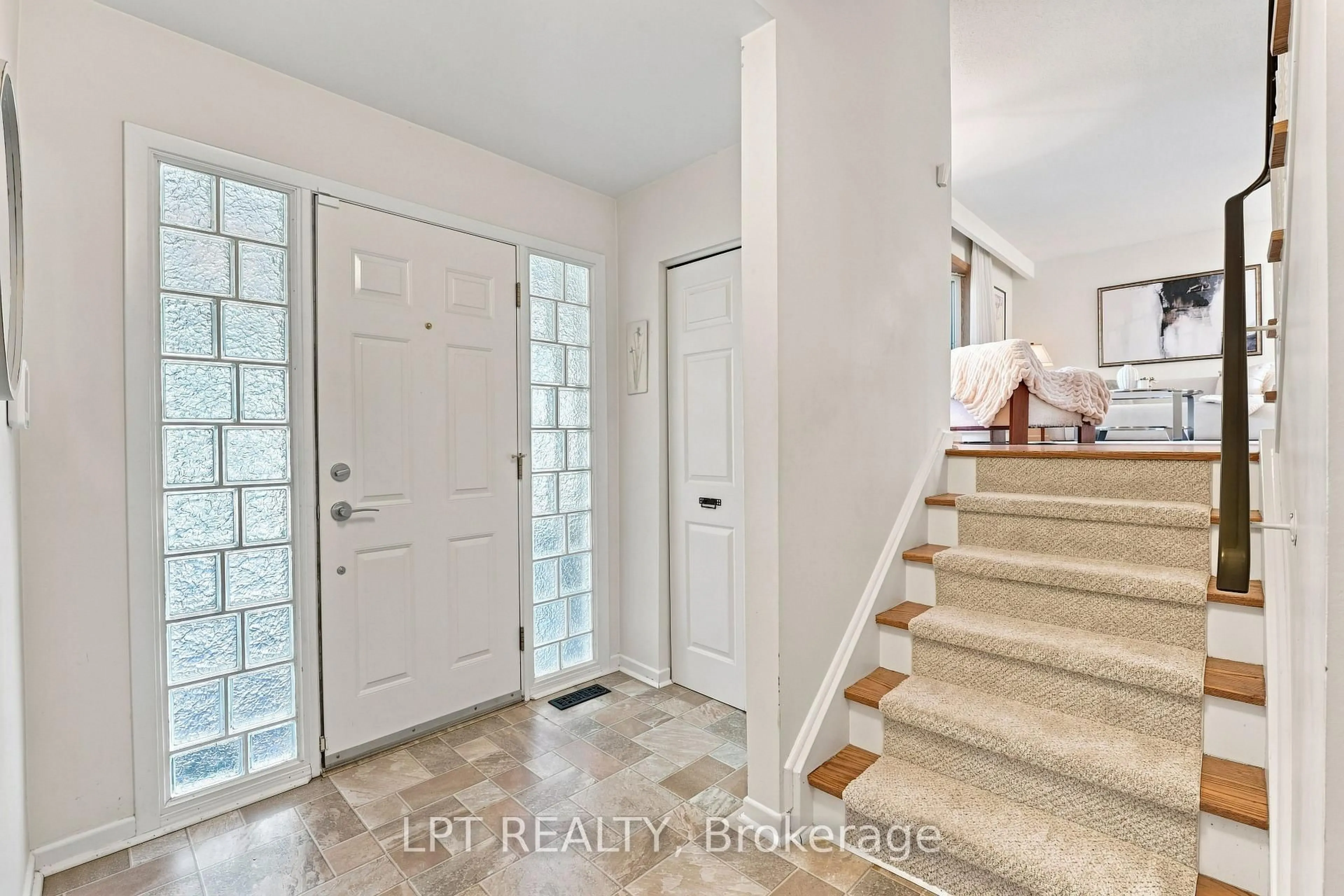 Indoor entryway for 46 Tweedrock Cres, Toronto Ontario M1E 4L5