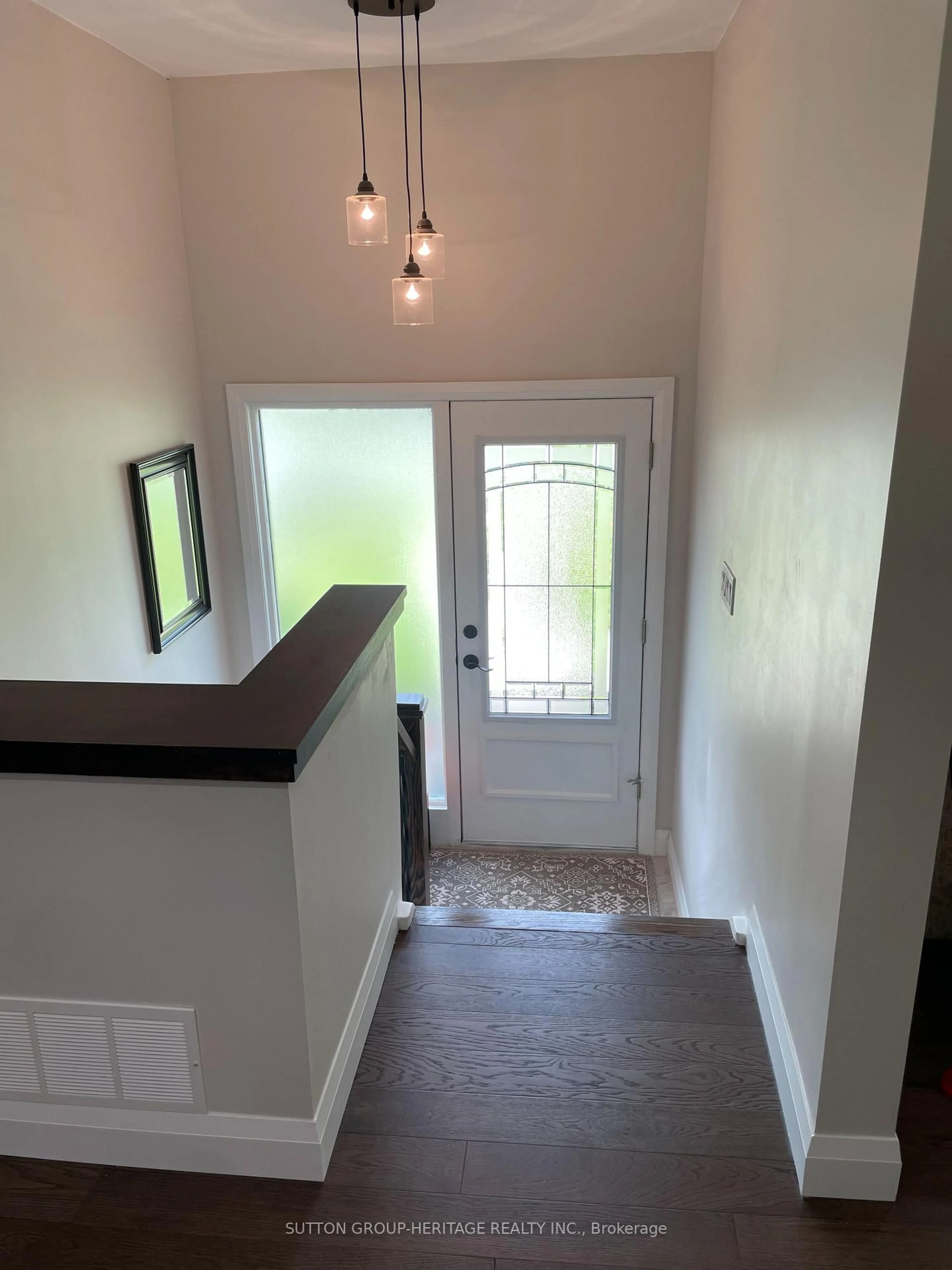Indoor entryway for 160 LAUREL Crt, Oshawa Ontario L1G 6M5