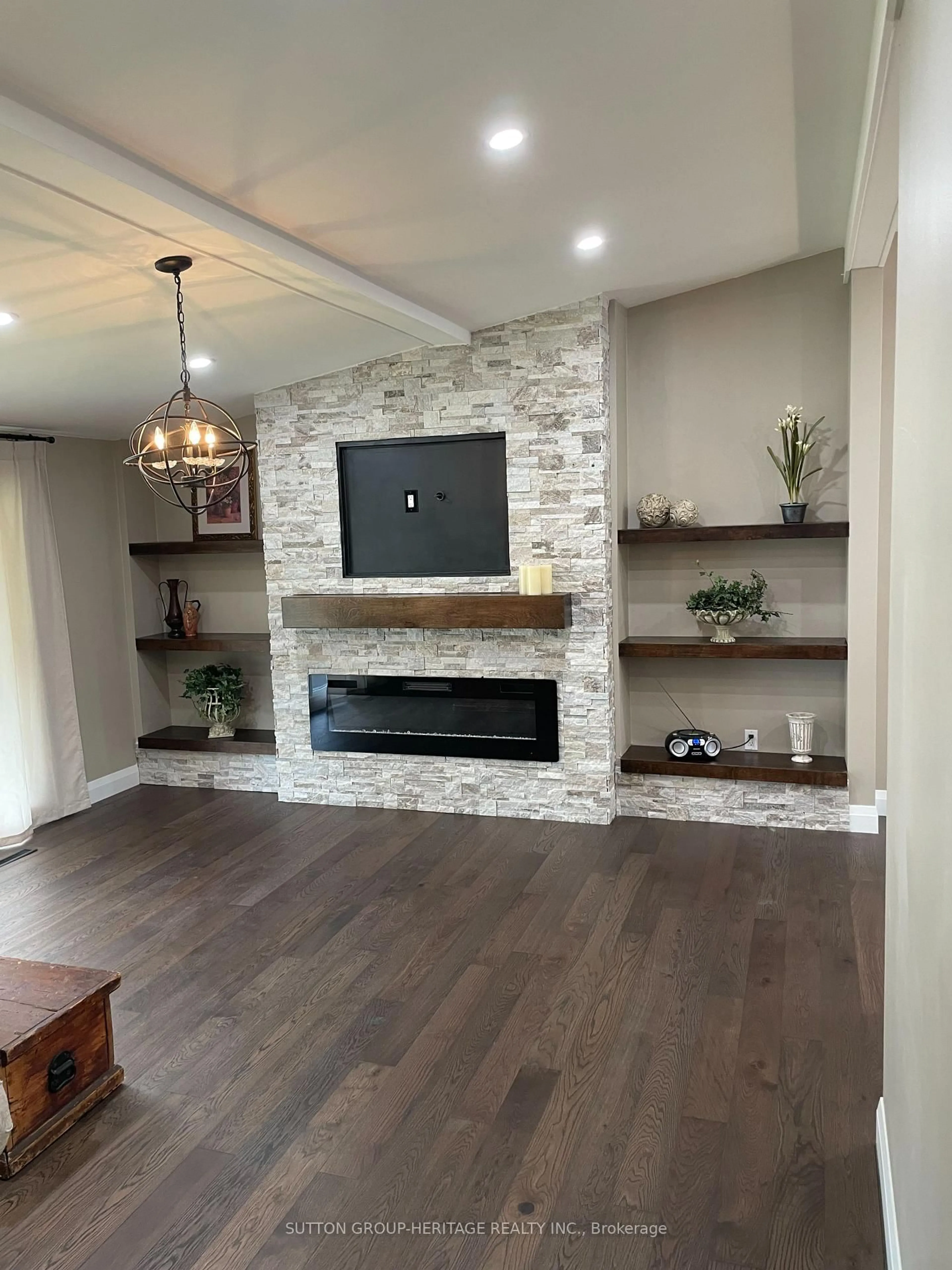 Living room with furniture, wood/laminate floor for 160 LAUREL Crt, Oshawa Ontario L1G 6M5