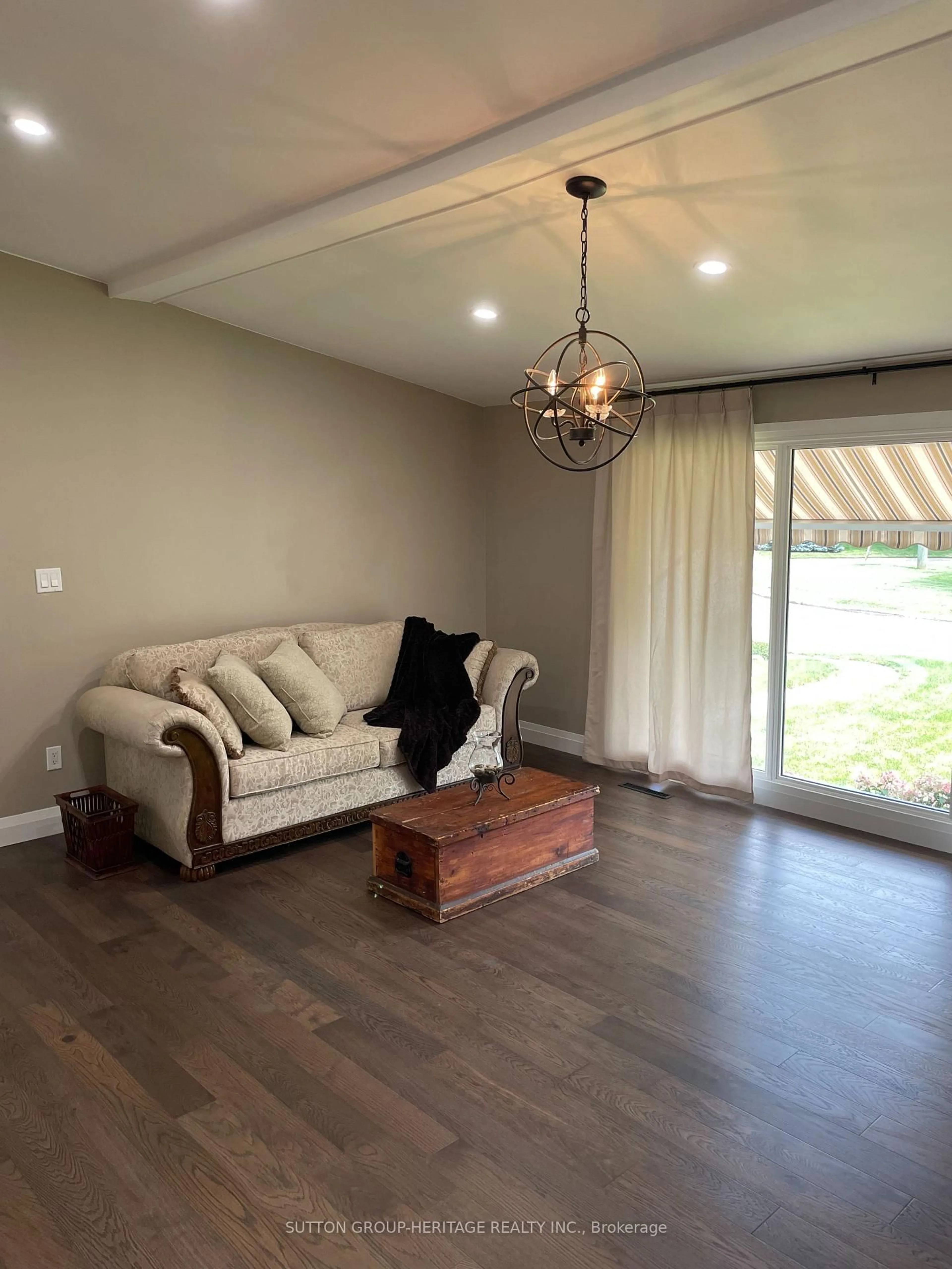 Living room with furniture, wood/laminate floor for 160 LAUREL Crt, Oshawa Ontario L1G 6M5