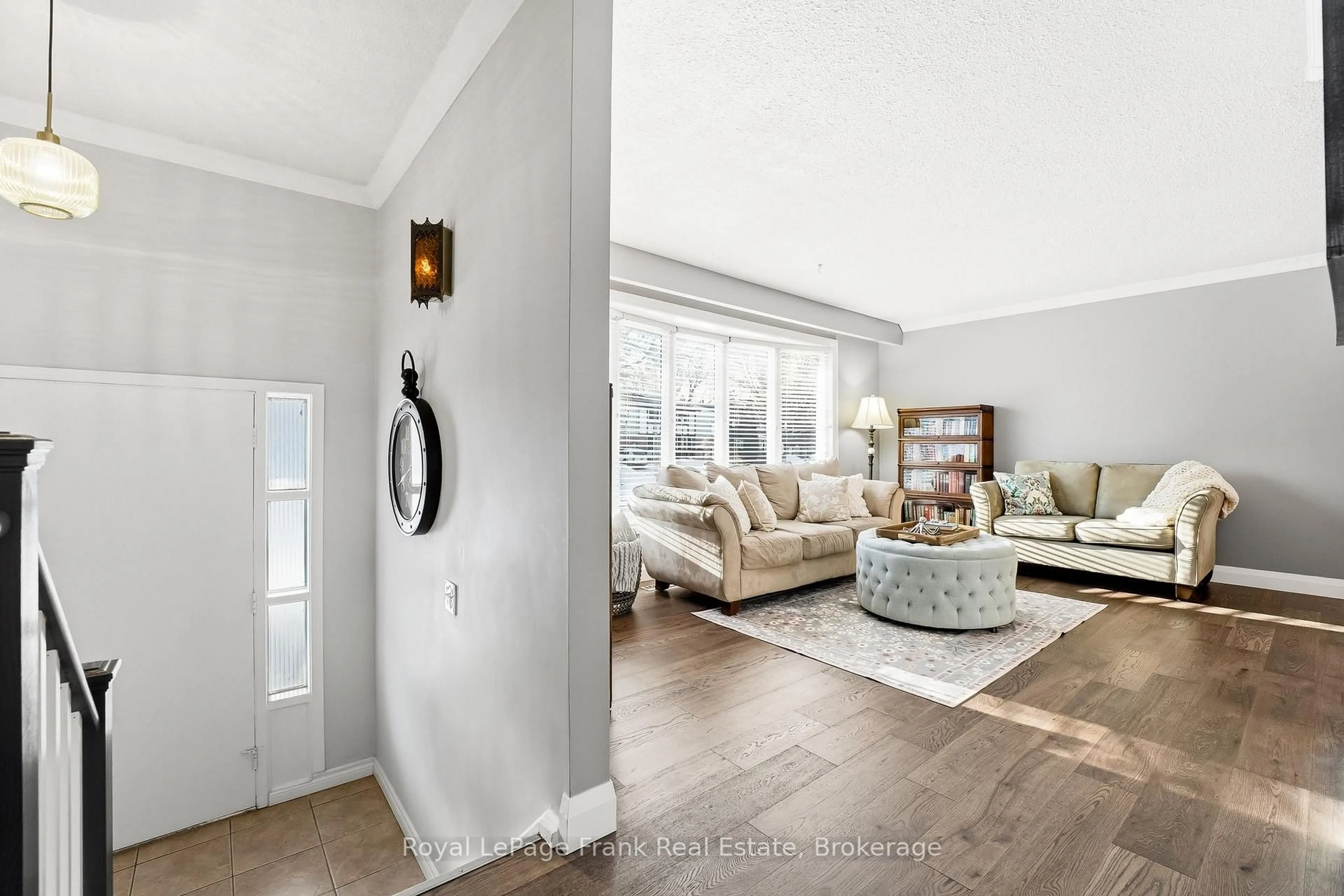 Indoor entryway for 489 Crestwood Dr, Oshawa Ontario L1G 2R4